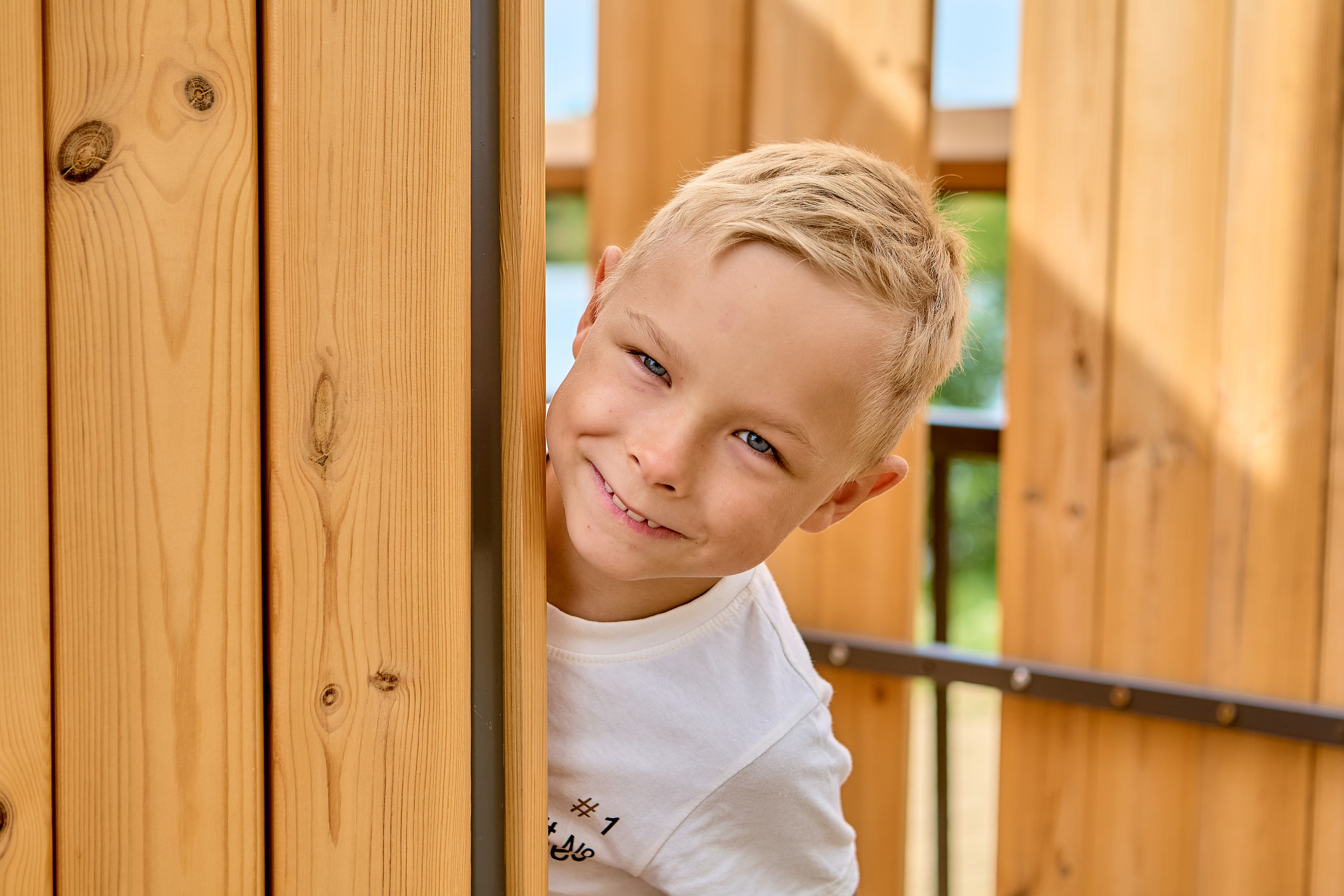Семейная прогулка летом на озере