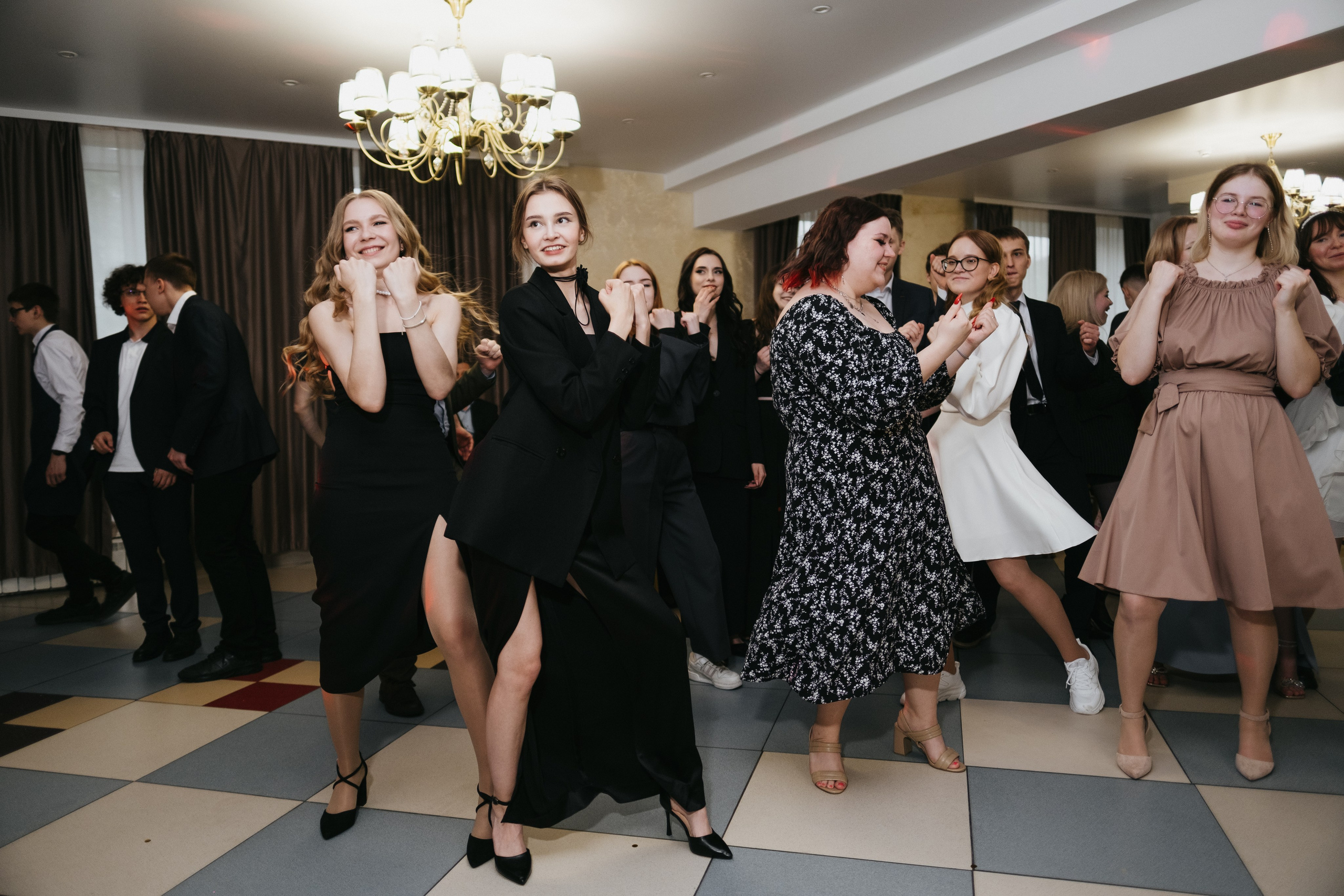Выпускной 11 класс школы № 30. Свадебный и репортажной фотограф Денис Ожигин в Краснодаре и Краснодарском крае