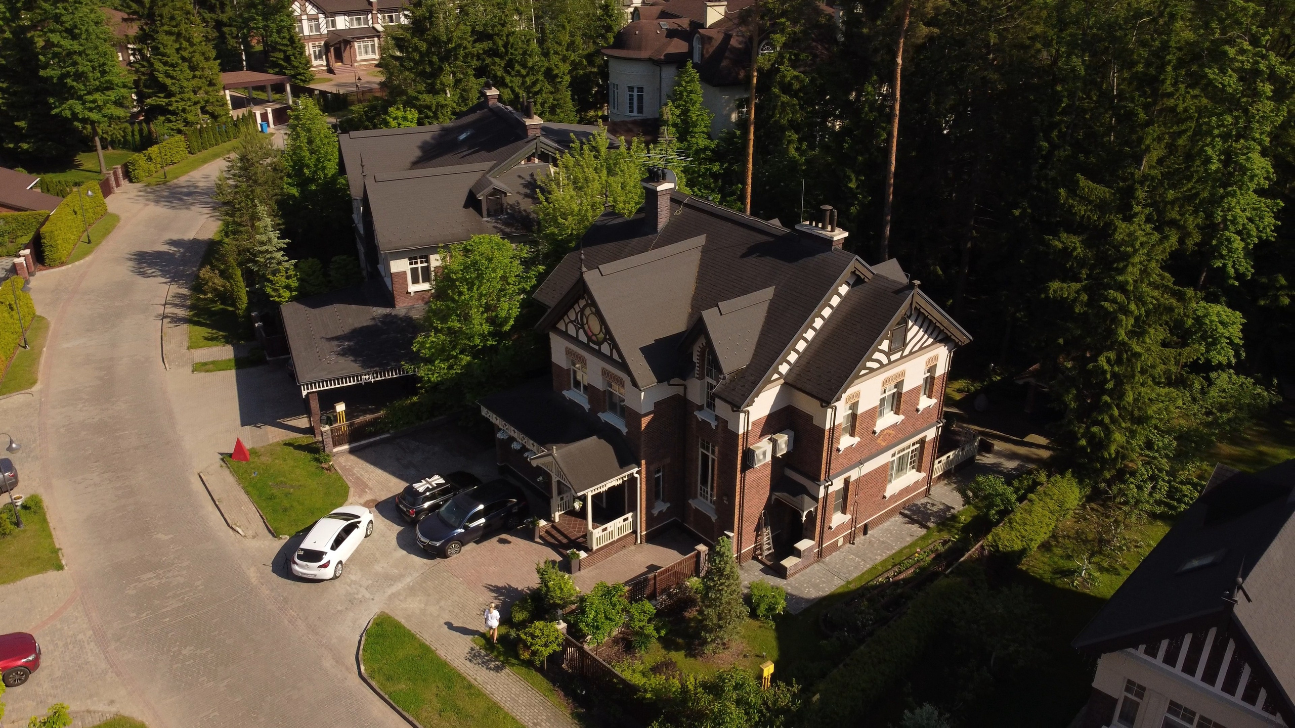 Профессиональная съёмка интерьеров в Новогорске для продажи дома — Быстрая сделка с качественными фото | vhaus. Видеопродакшн недвижимости и архитектуры | Студия VHAUS