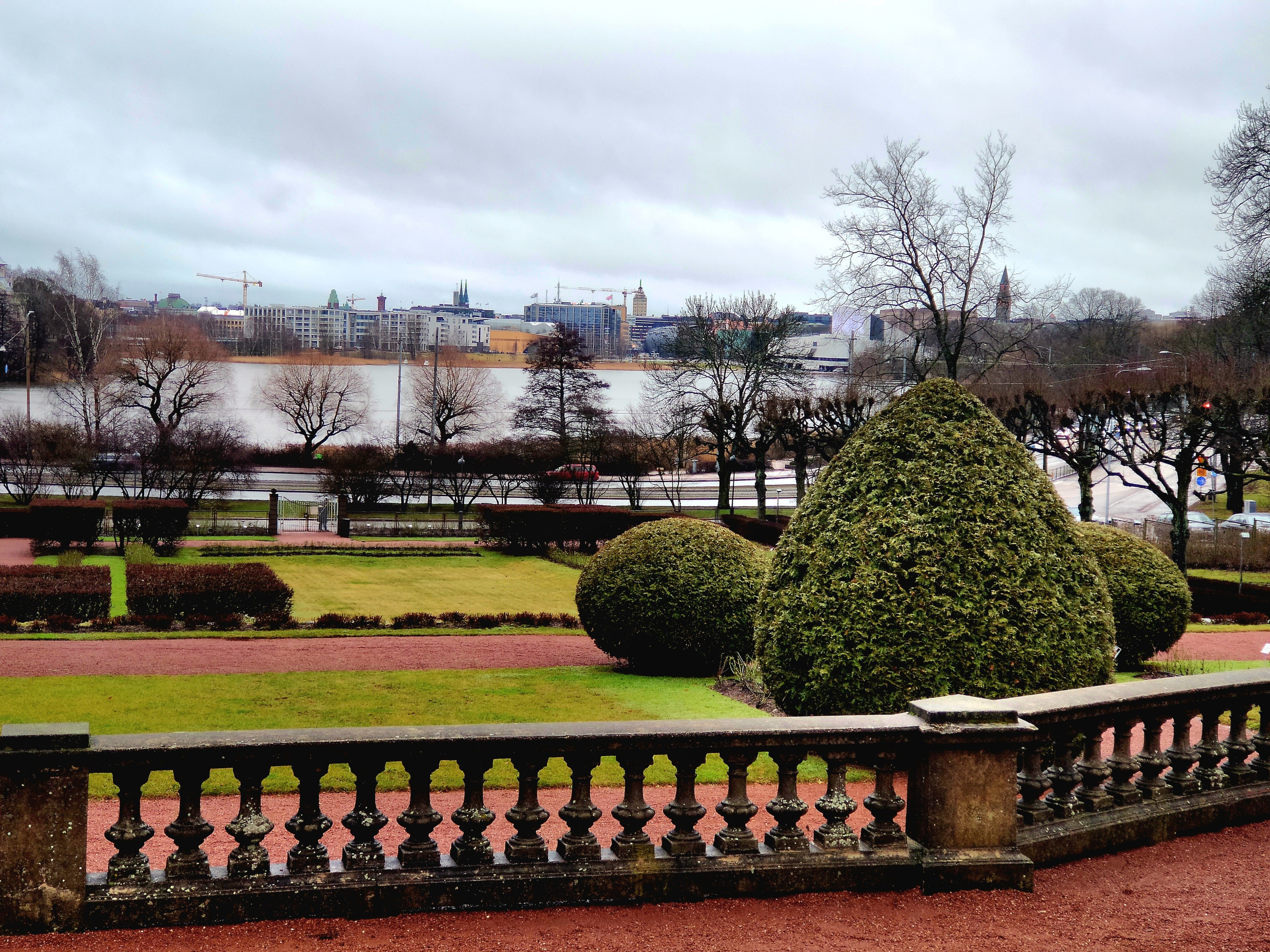 А на улице зеленая осень, а не белый морозный январь