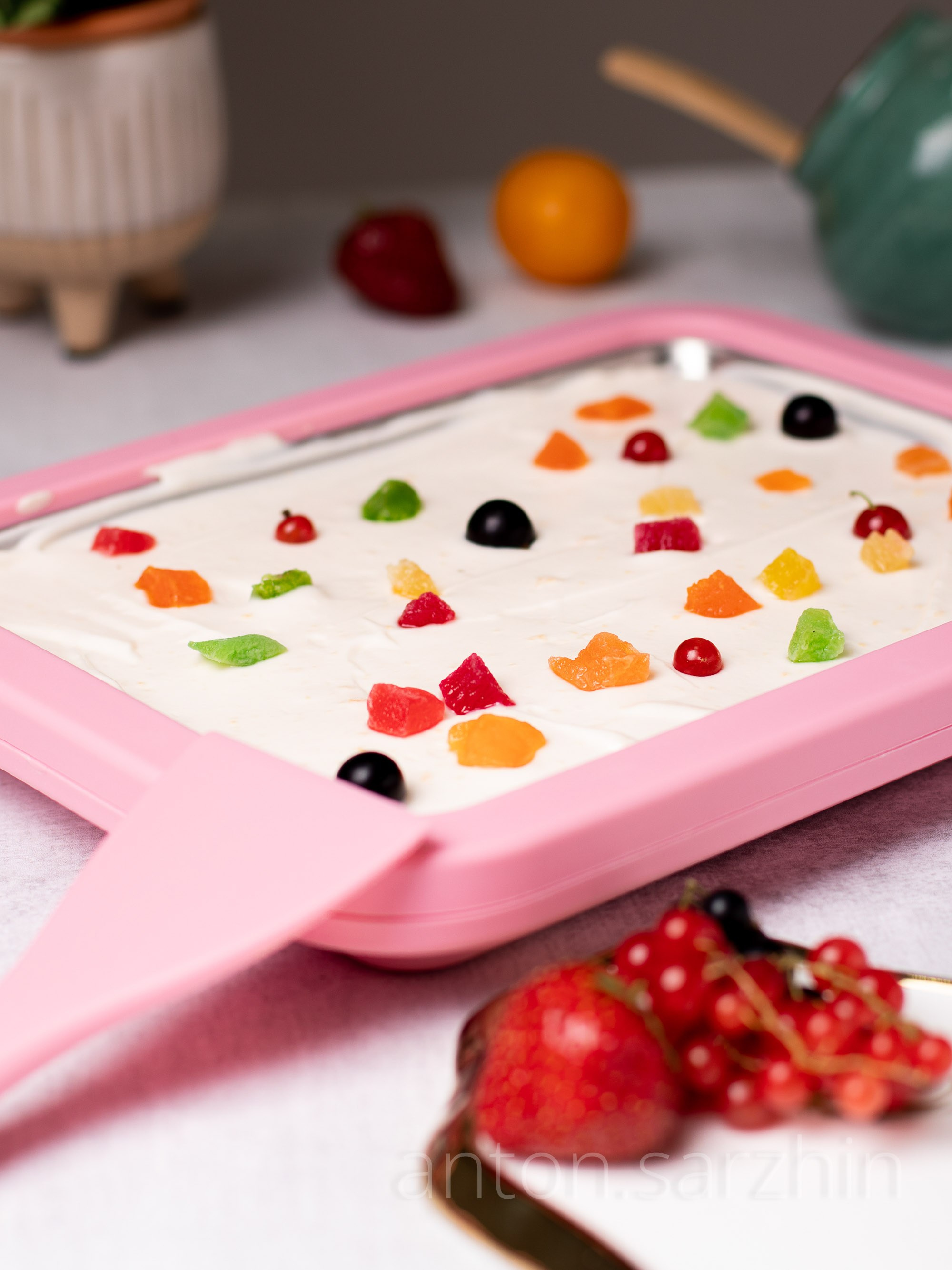 Фото съемка йогурта с кусочками фруктов