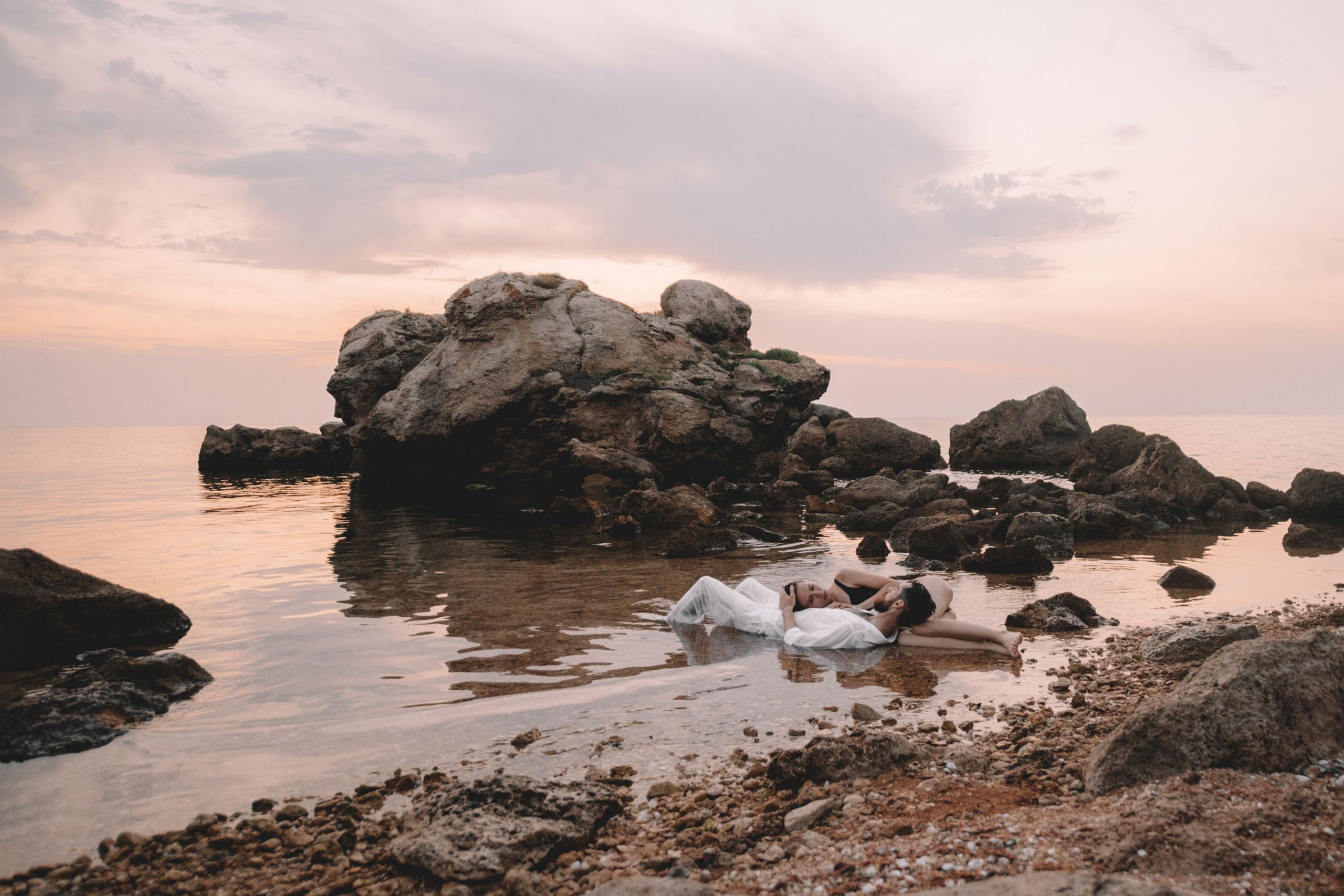 Свадебная фотосессия в Щелкино ,Бухта Космонавтов. Выездная церемония на берегу моря Крым. Свадебный и семейный фотограф и видеограф, Крым, Москва, Санкт -Петербург