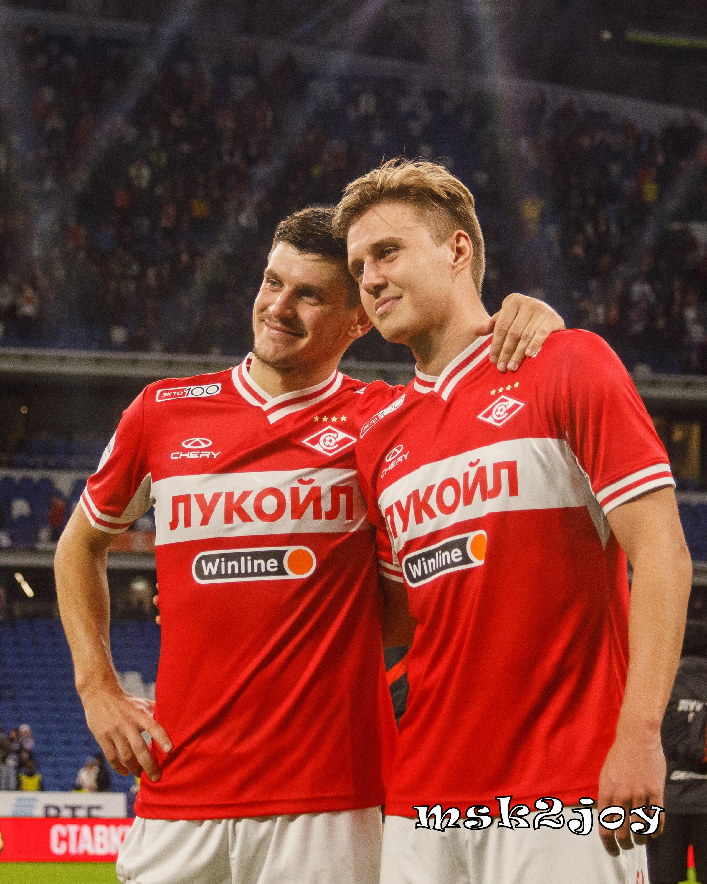 Полузащитники футбольного клуба Спартак Москва Даниил Хлусевич и Михаил Игнатов после матча с Динамо. Фотограф - Михаил Тоцкий.