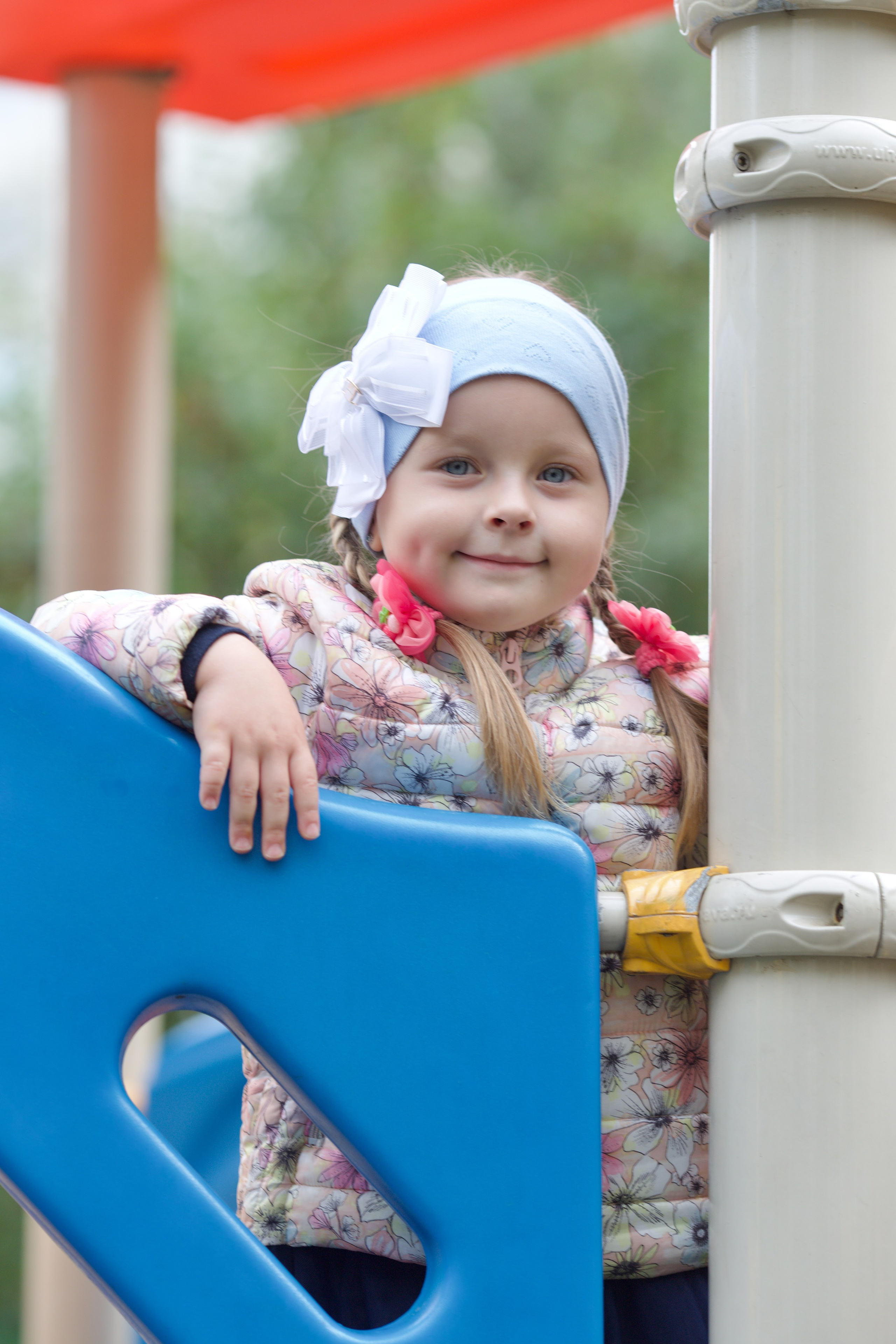 Фотосессия близняшек на детской площадке. Школьные выпускные альбомы в Москве Марина Николаева