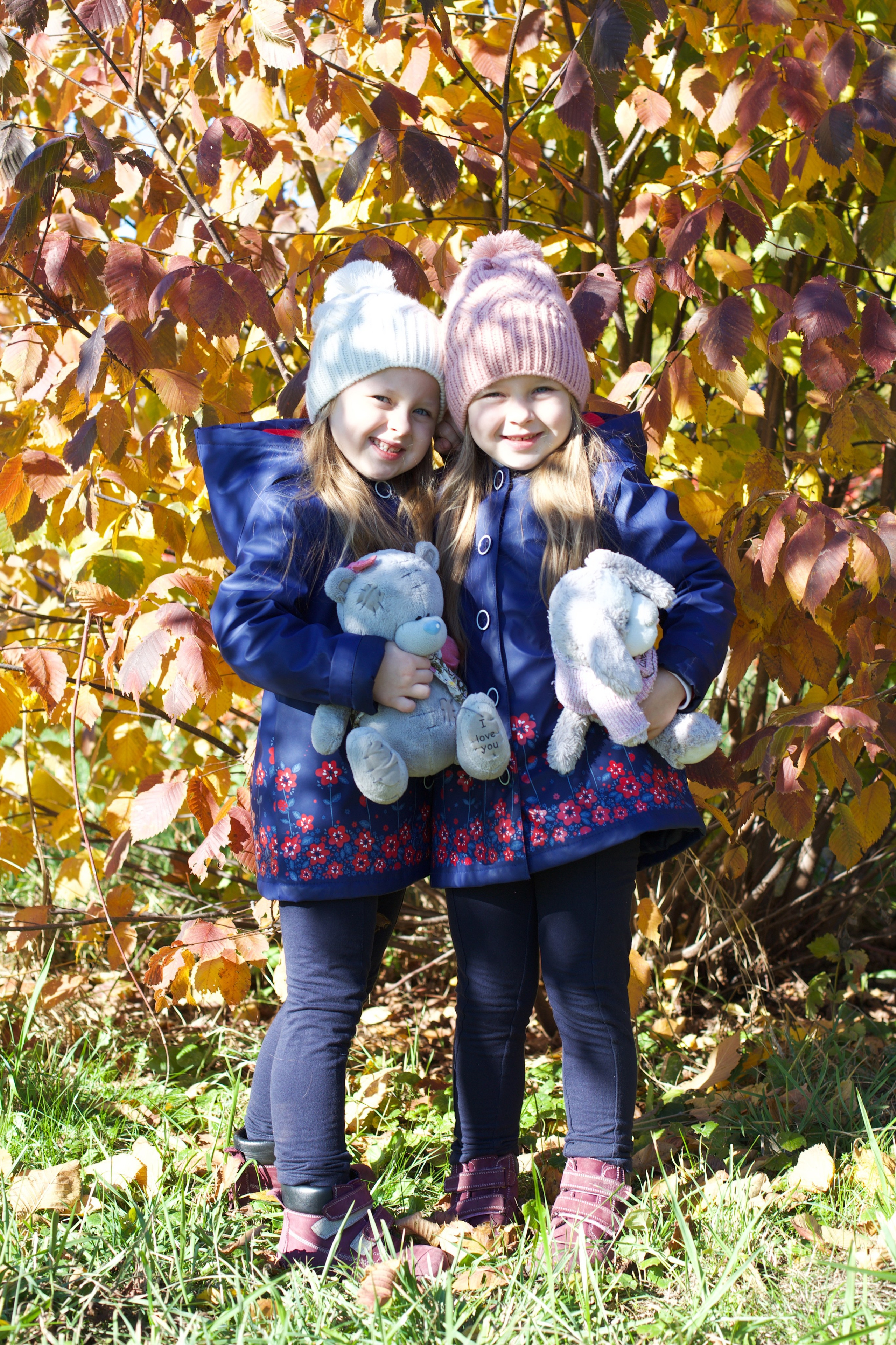Фотосессия близняшек осенью. Школьные выпускные альбомы в Москве Марина Николаева
