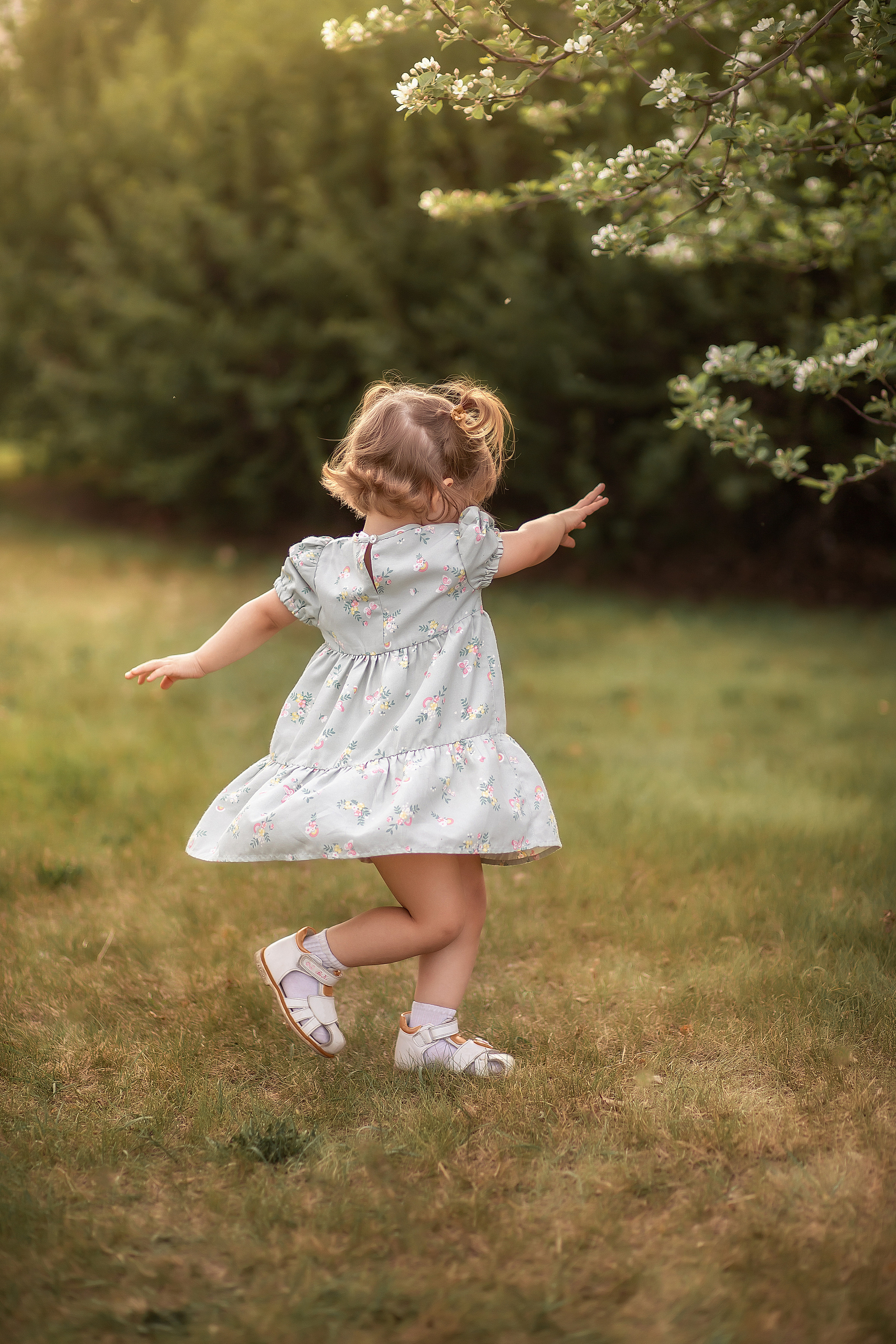 Малышка Стеша в цветущих яблонях. Детский и семейный фотограф в Красноярске Юлия Бирюкова