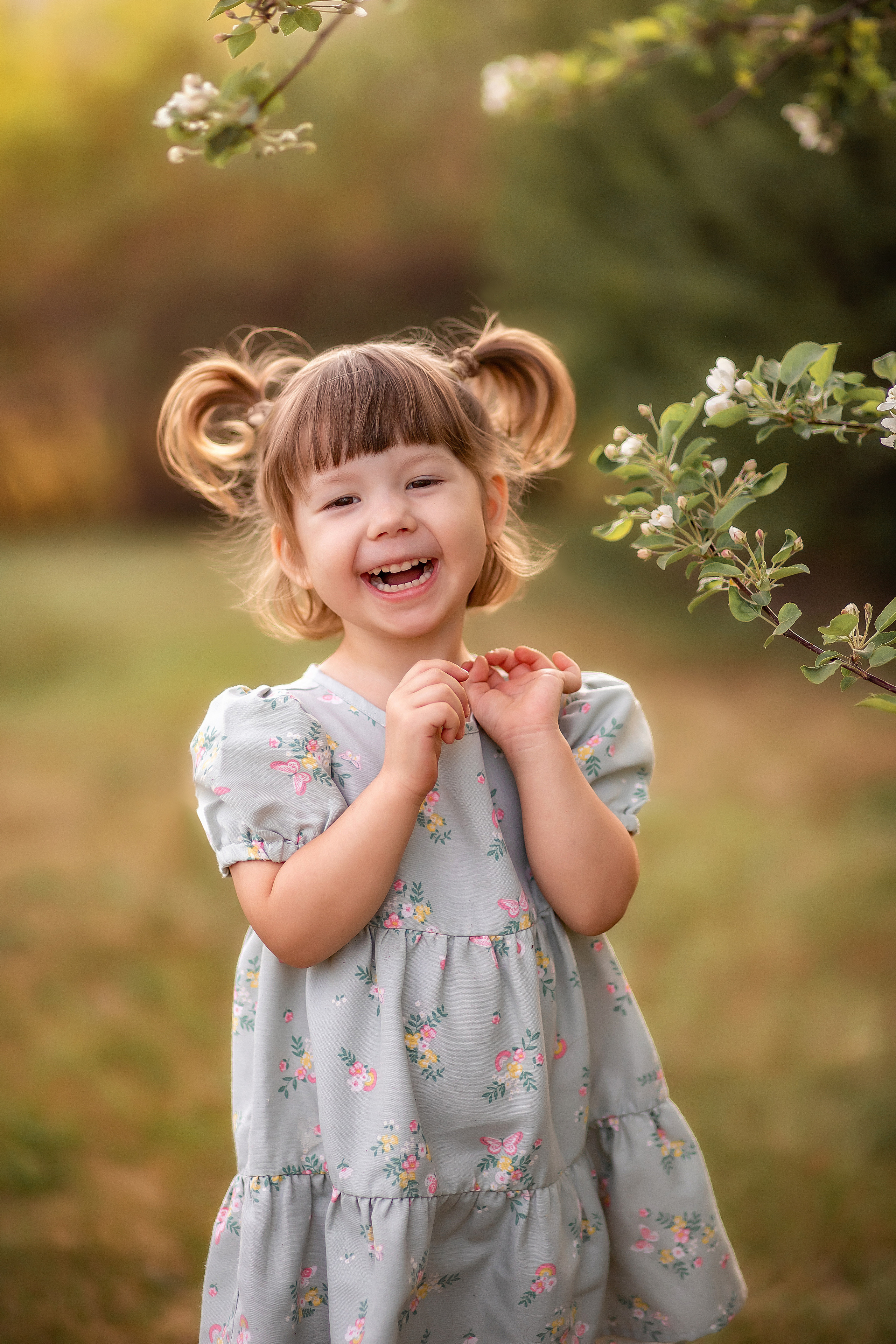 Малышка Стеша в цветущих яблонях. Детский и семейный фотограф в Красноярске Юлия Бирюкова