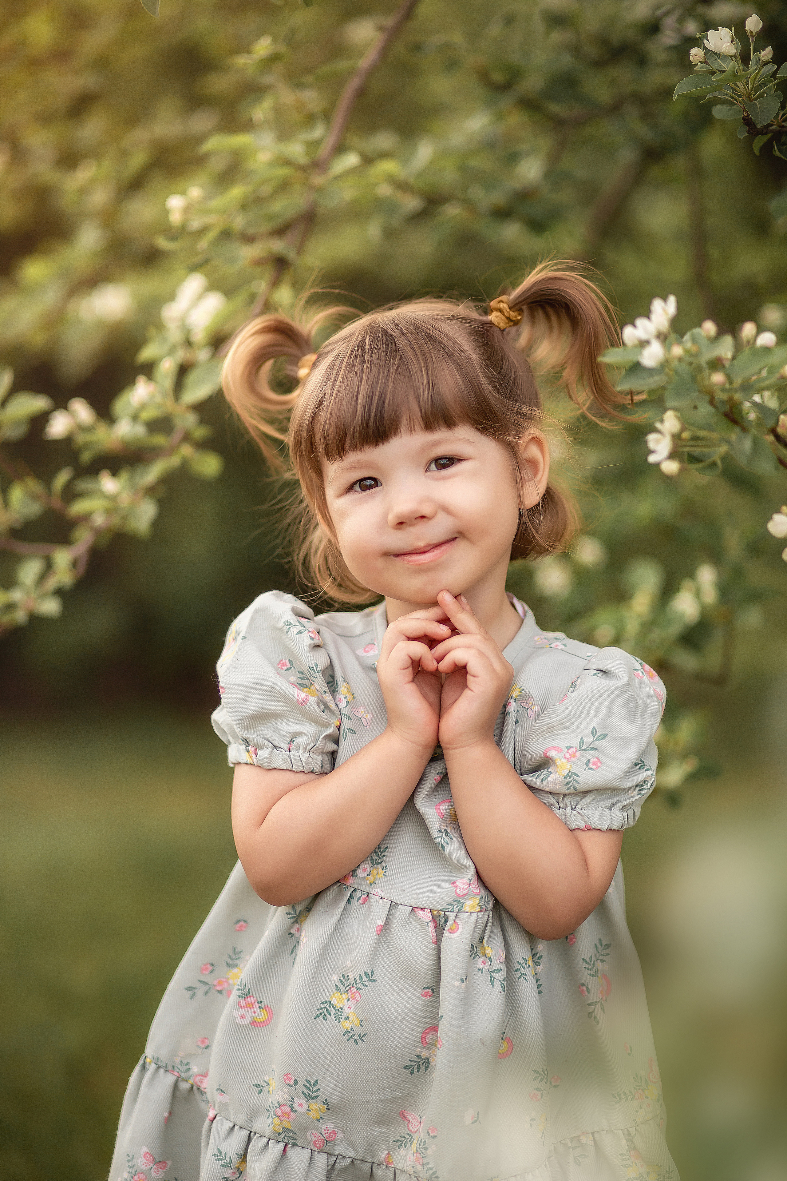 Цветущие яблони и малышка Стеша. Детский и семейный фотограф в Красноярске Юлия Бирюкова