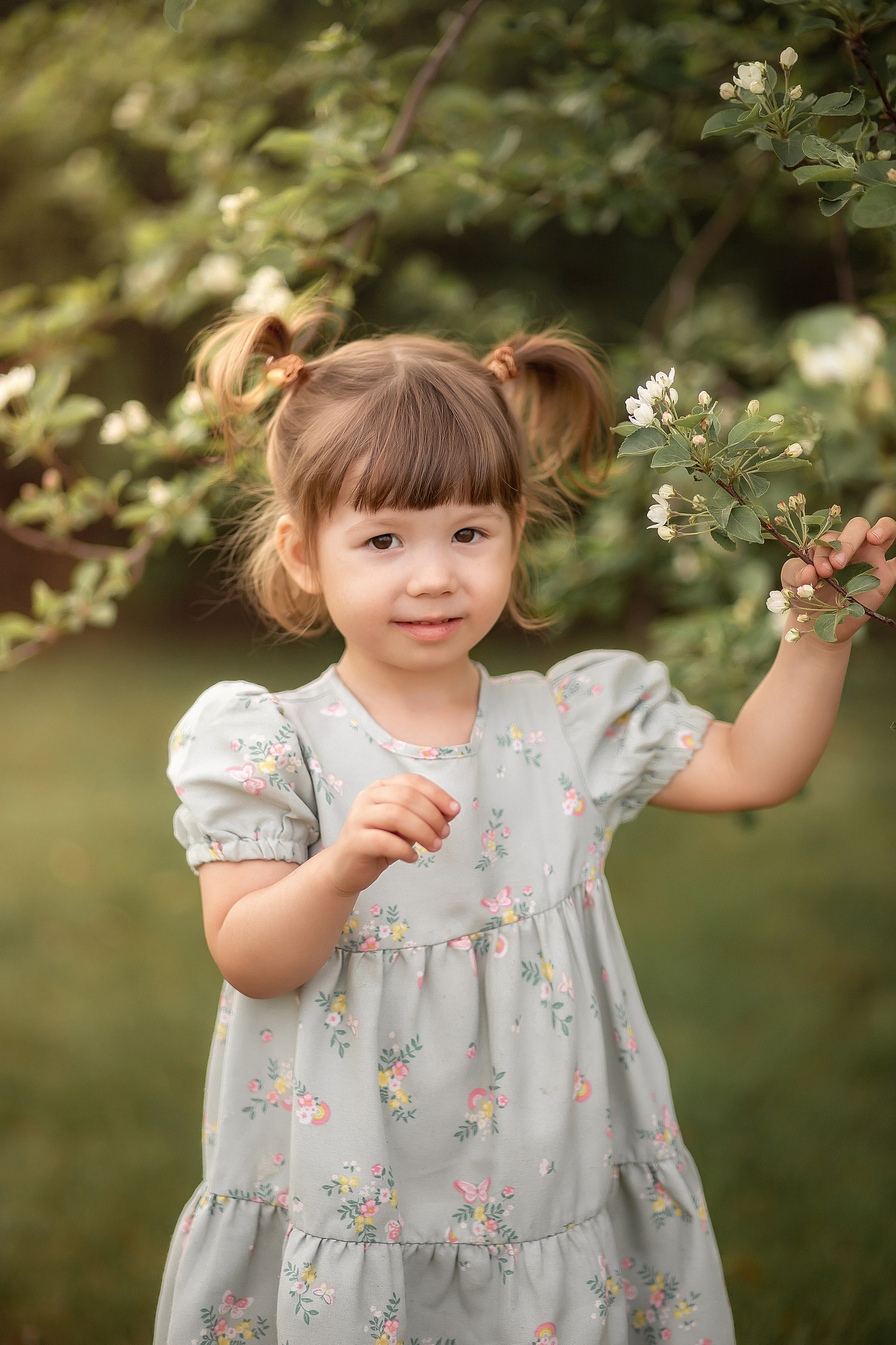 Цветущие яблони и малышка Стеша. Детский и семейный фотограф в Красноярске Юлия Бирюкова