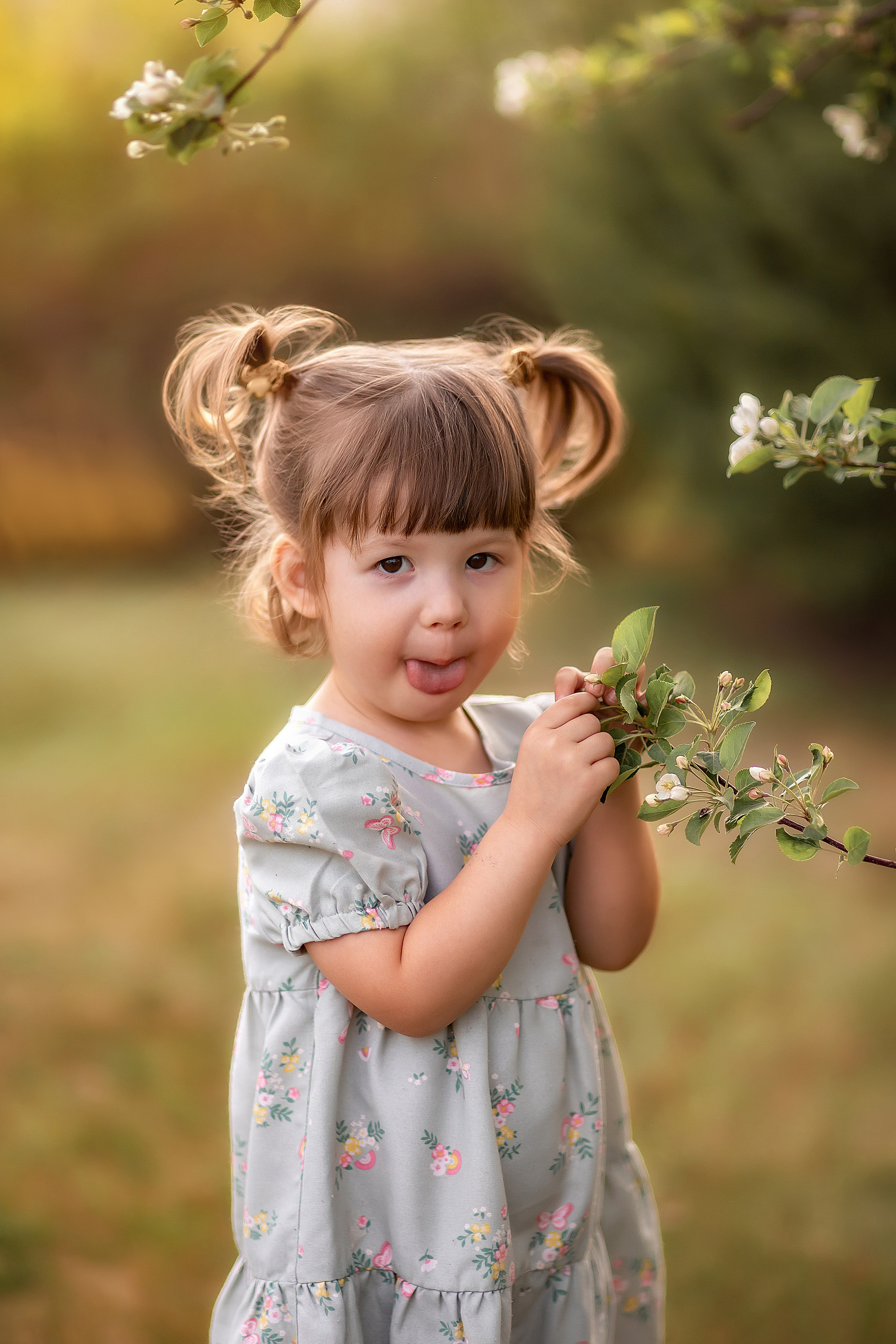 Малышка Стеша в цветущих яблонях. Детский и семейный фотограф в Красноярске Юлия Бирюкова