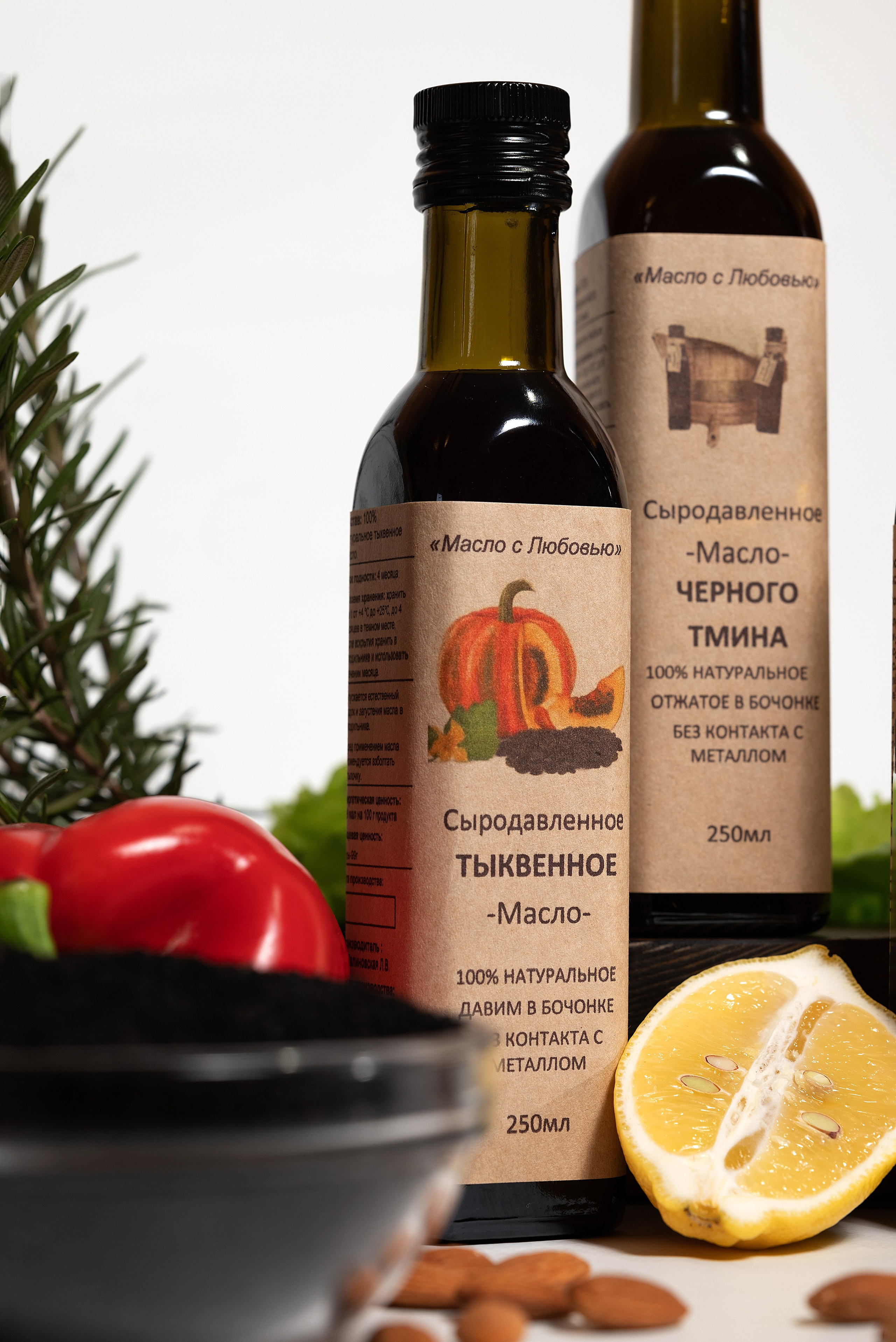  каталожная съемка, рекламное фото,фудфото  , масло сыродавленное на черном зеркальном фоне