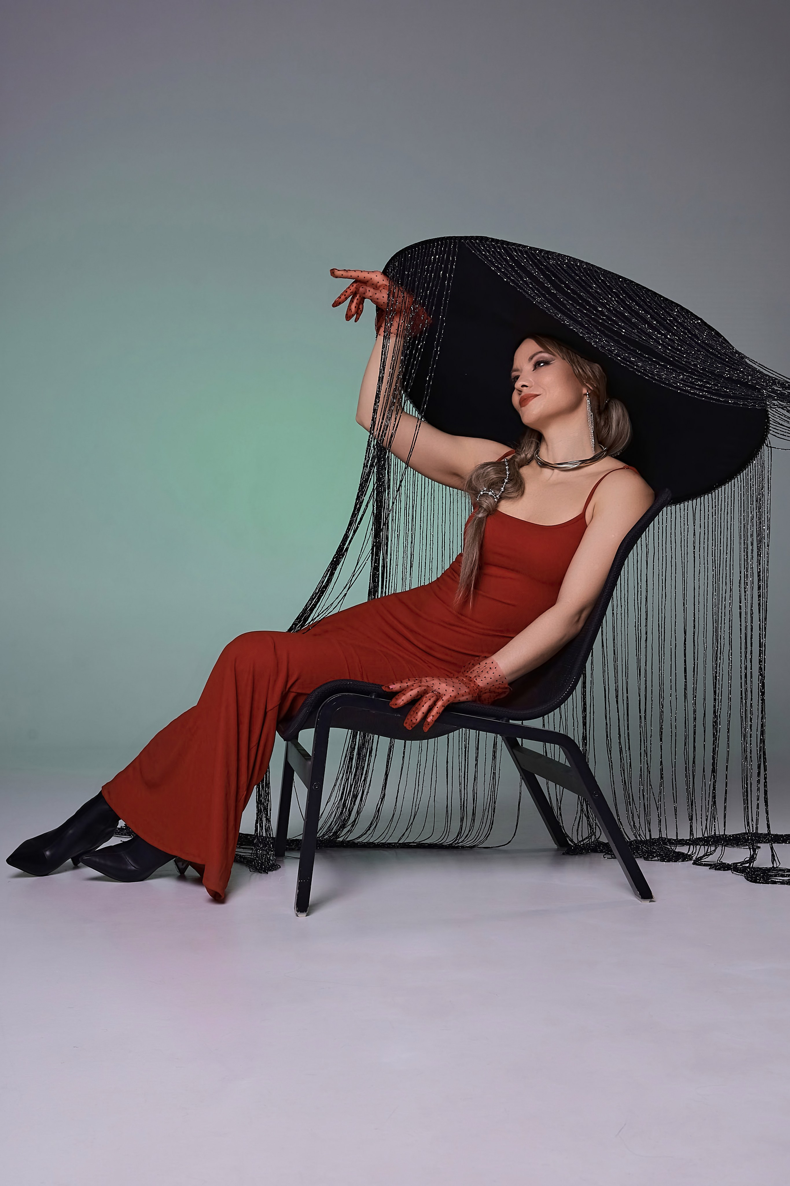 Студийное портретное фото девушки в шляпе с большими полями