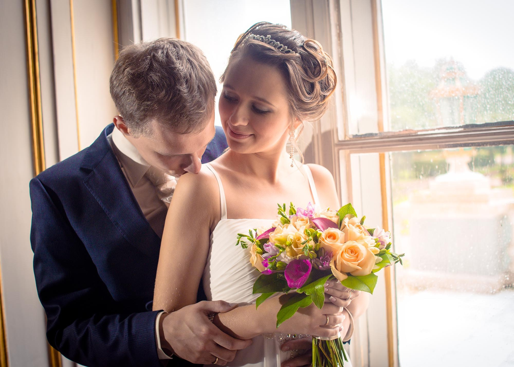 Свабедная фотосессия после ЗАГСа в Кусково для Арины и Романа. Фотограф Москва