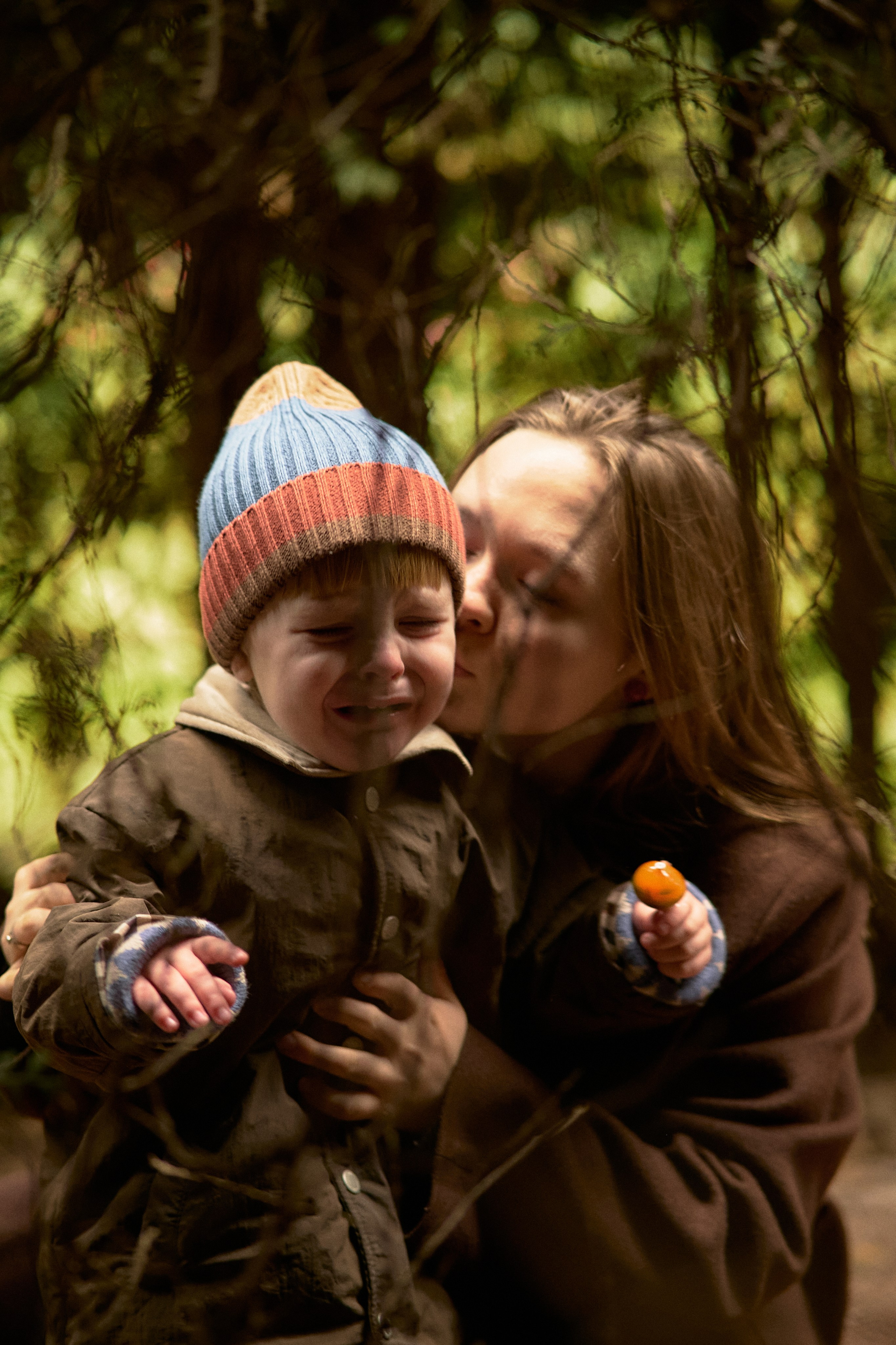 Света и Илюша под дождём. Семейный и свадебный lifestyle-фотограф в Москве Мария Петрова