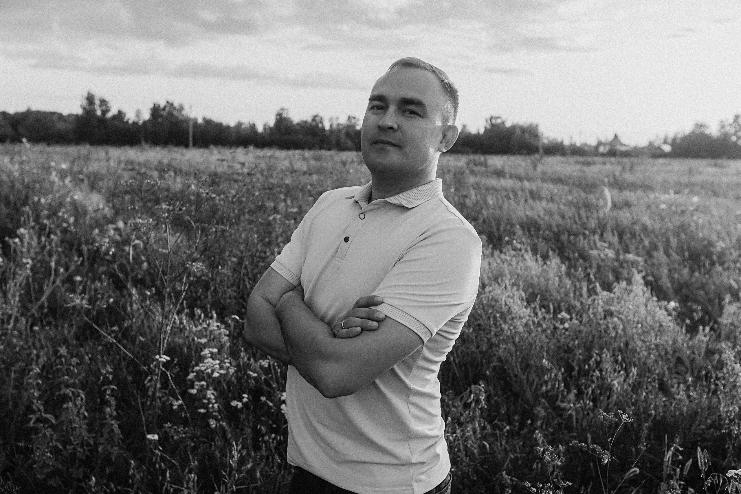 Поле love story на закате. Семейный фотограф Тюмень, фотограф на роды Салмина Мария