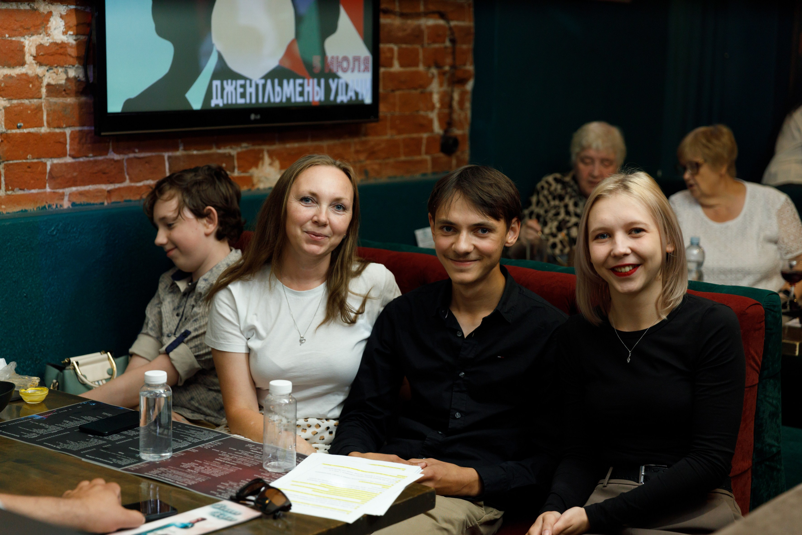 Концерт группы «Джентельмены удачи». Фотограф Анна Телекаева, выпускные альбомы, семейные и репортажные съемки в Омске