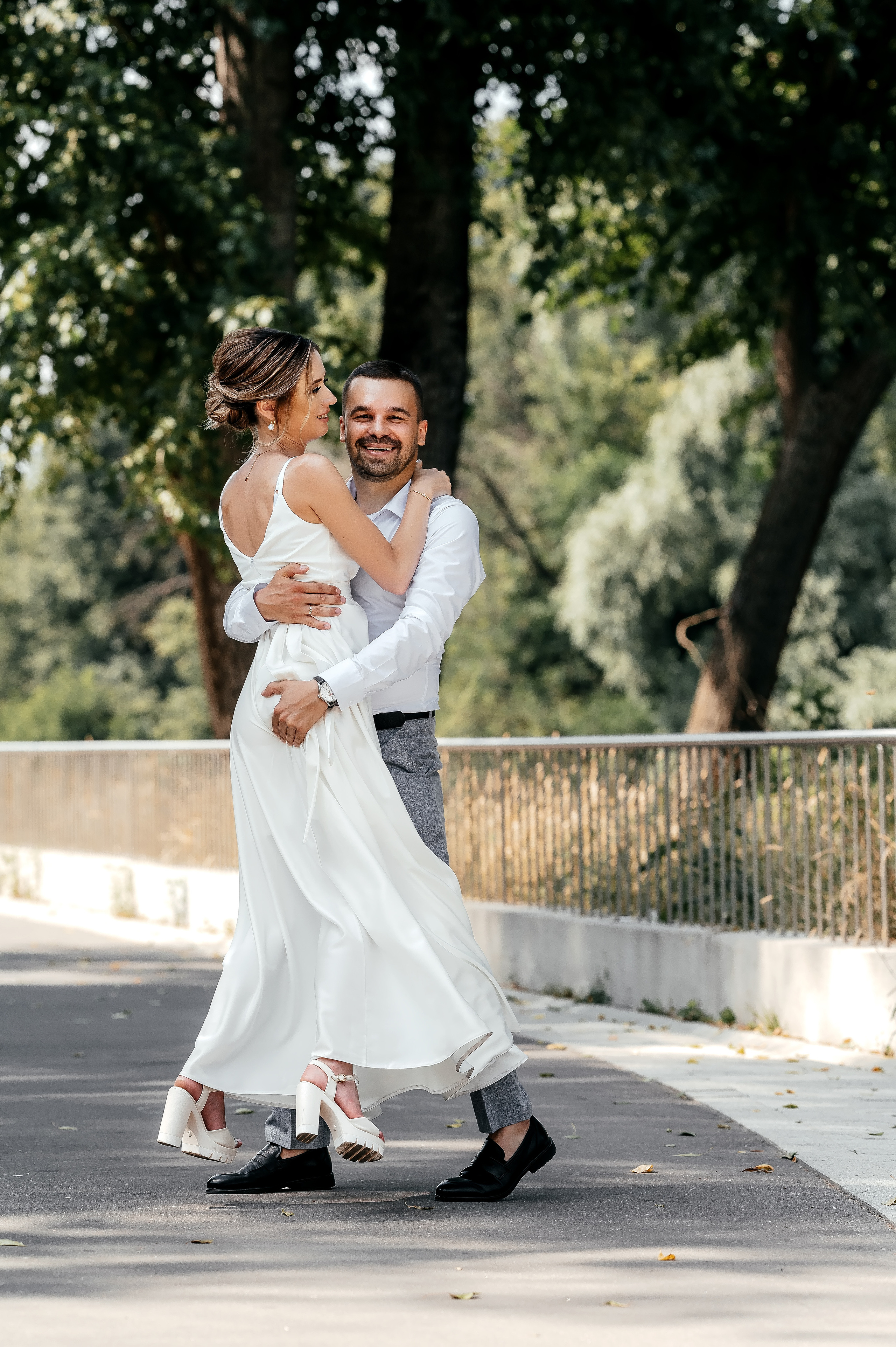 Свадебная прогулка по набережной в Щелково. Свадебный и семейный фотограф Виктория Носачёва. Щелково, Москва и МО