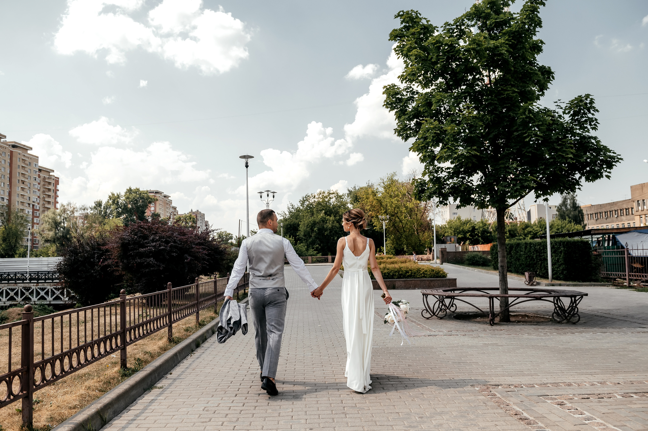 Свадебная прогулка по набережной в Щелково. Свадебный и семейный фотограф Виктория Носачёва. Щелково, Москва и МО
