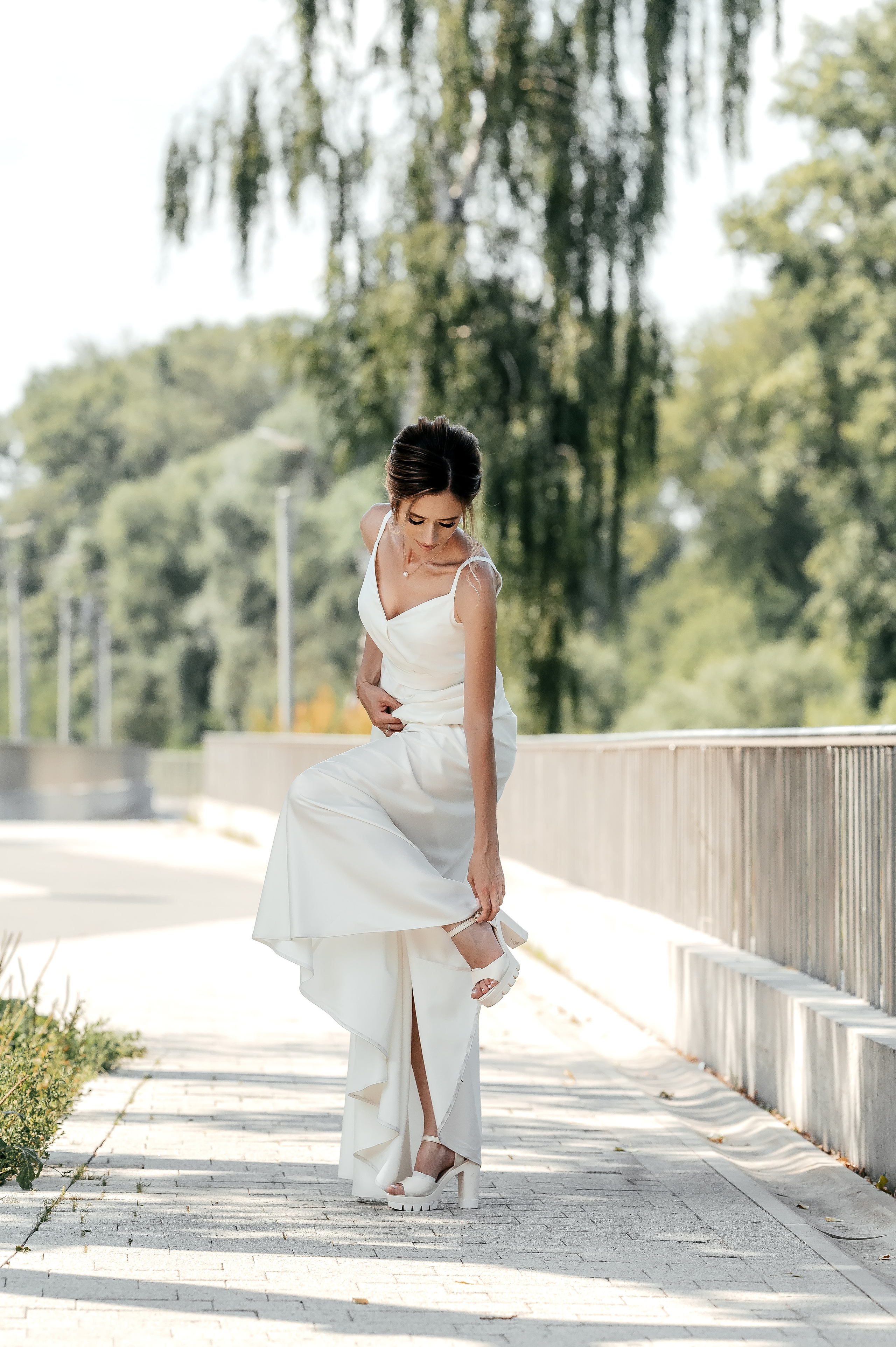 Свадебная прогулка по набережной в Щелково. Свадебный и семейный фотограф Виктория Носачёва. Щелково, Москва и МО