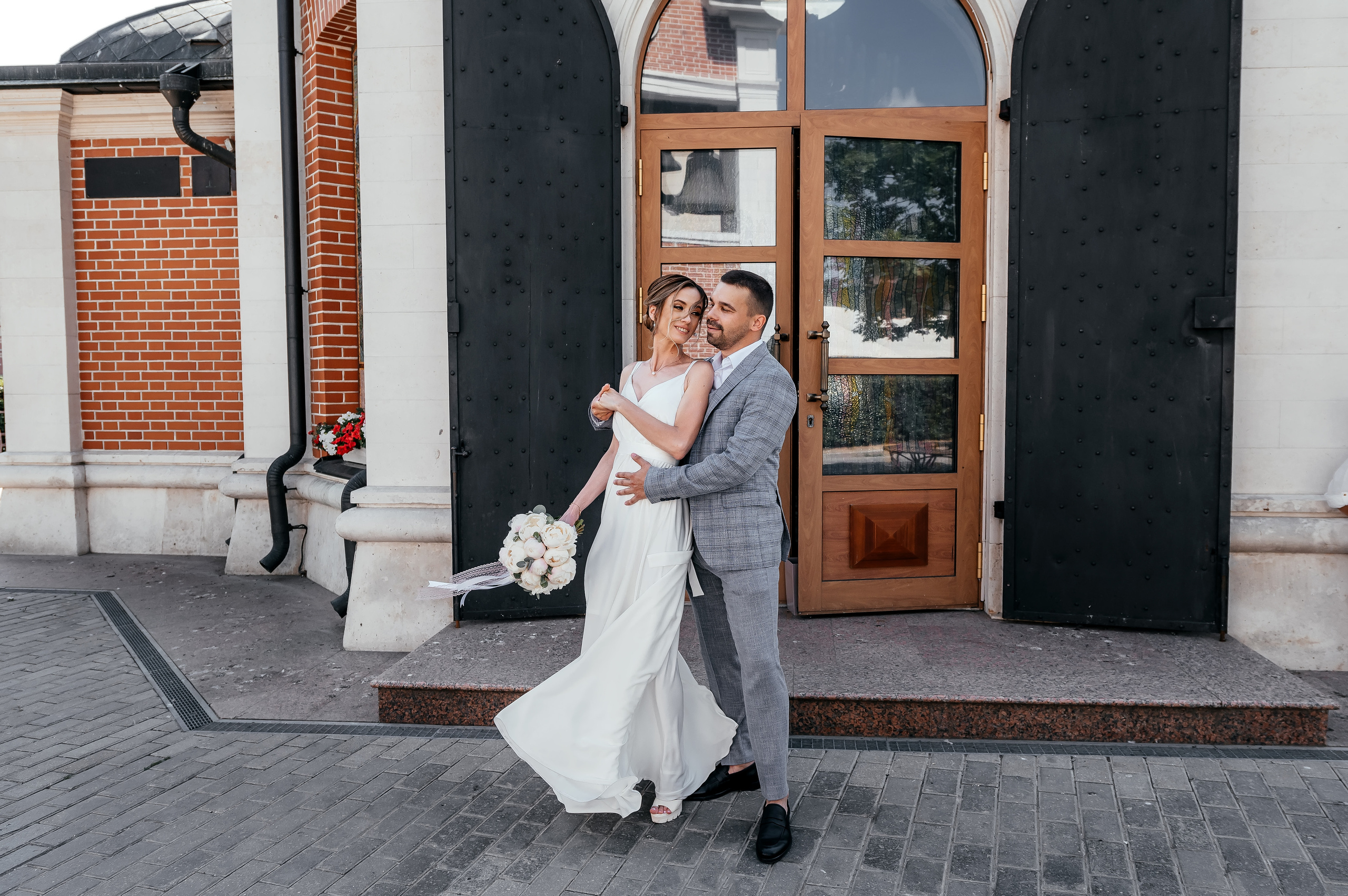 Свадебная прогулка по набережной в Щелково. Свадебный и семейный фотограф Виктория Носачёва. Щелково, Москва и МО