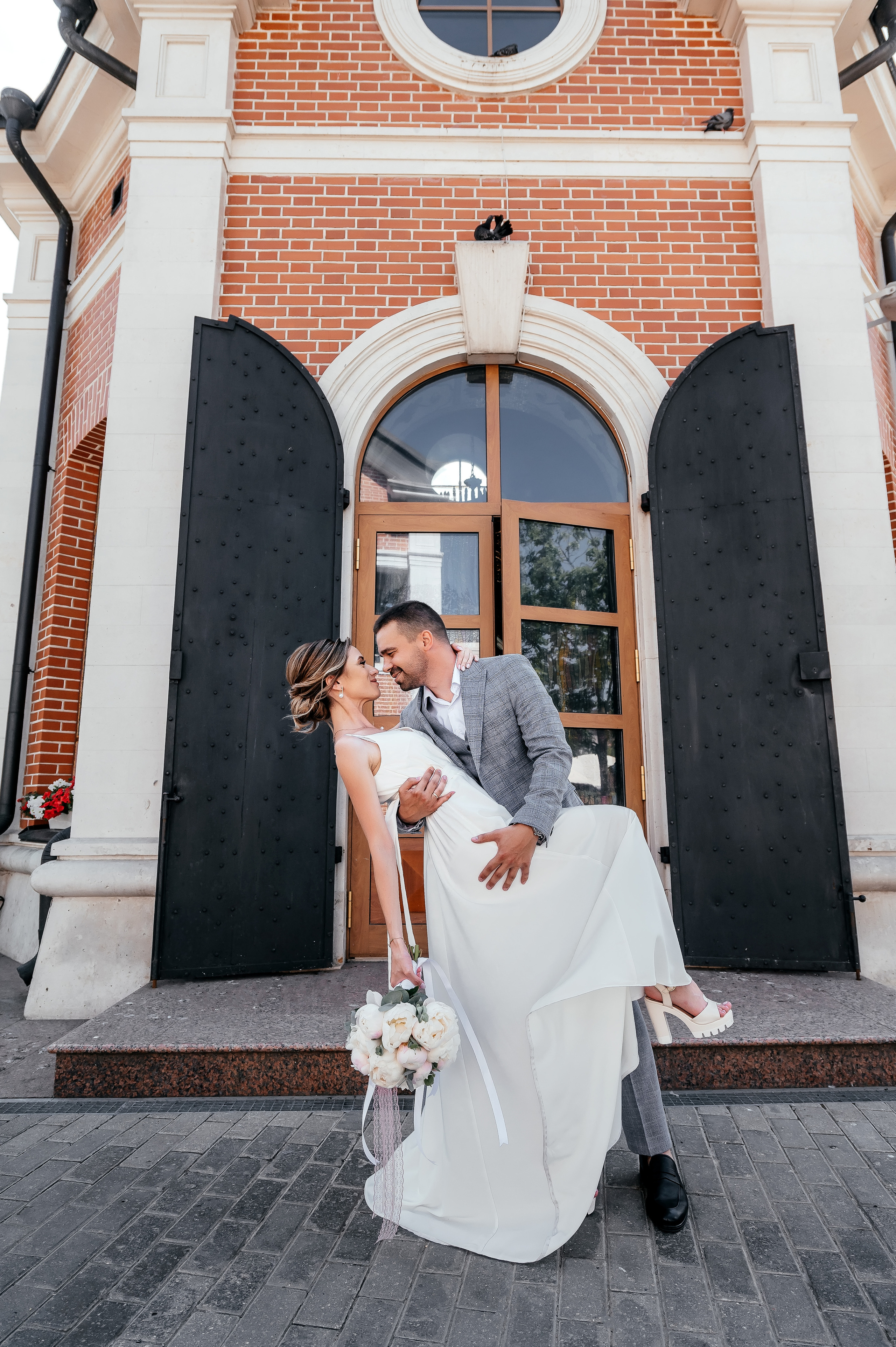 Свадебная прогулка по набережной в Щелково. Свадебный и семейный фотограф Виктория Носачёва. Щелково, Москва и МО