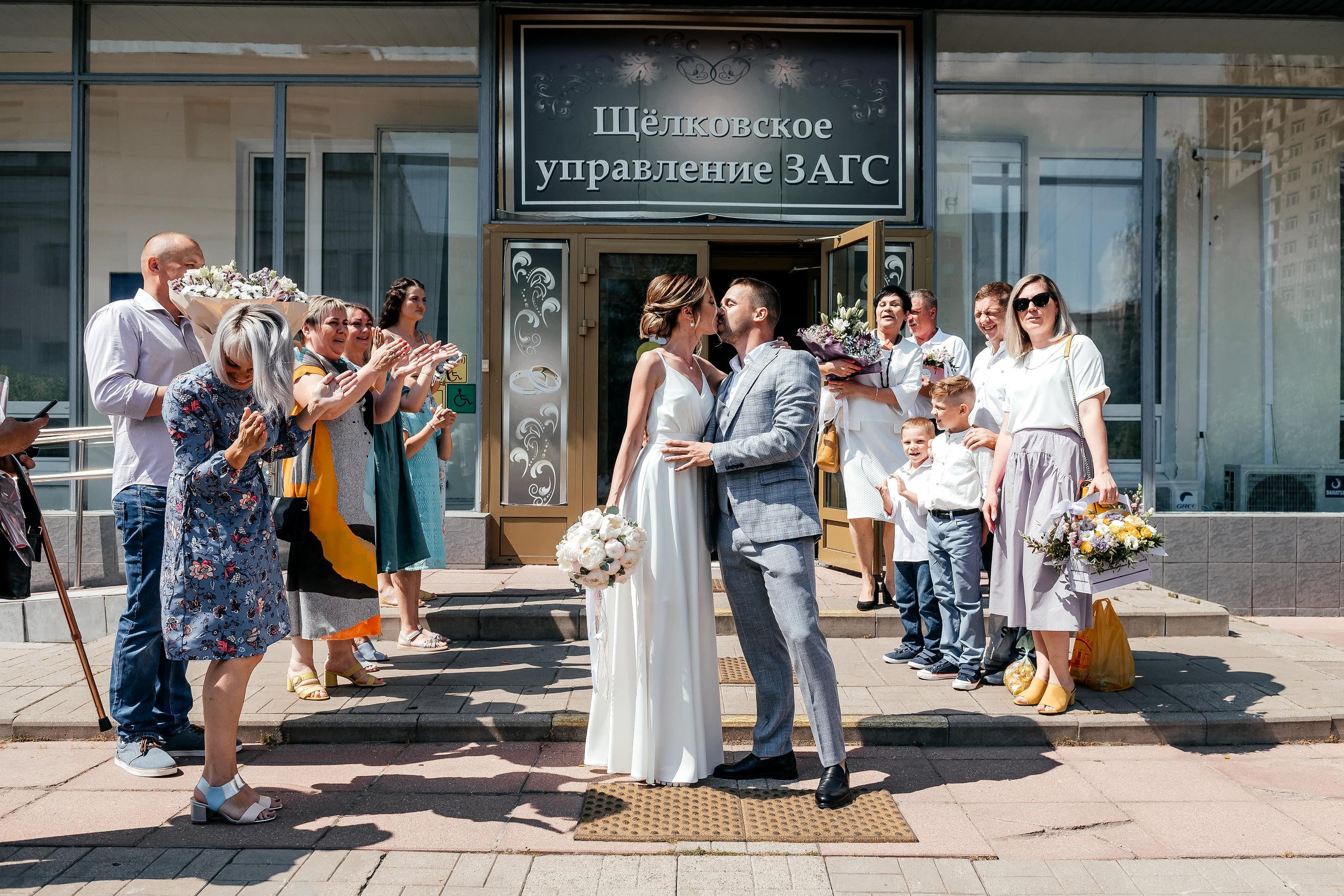 Свадебная прогулка по набережной в Щелково. Свадебный и семейный фотограф Виктория Носачёва. Щелково, Москва и МО