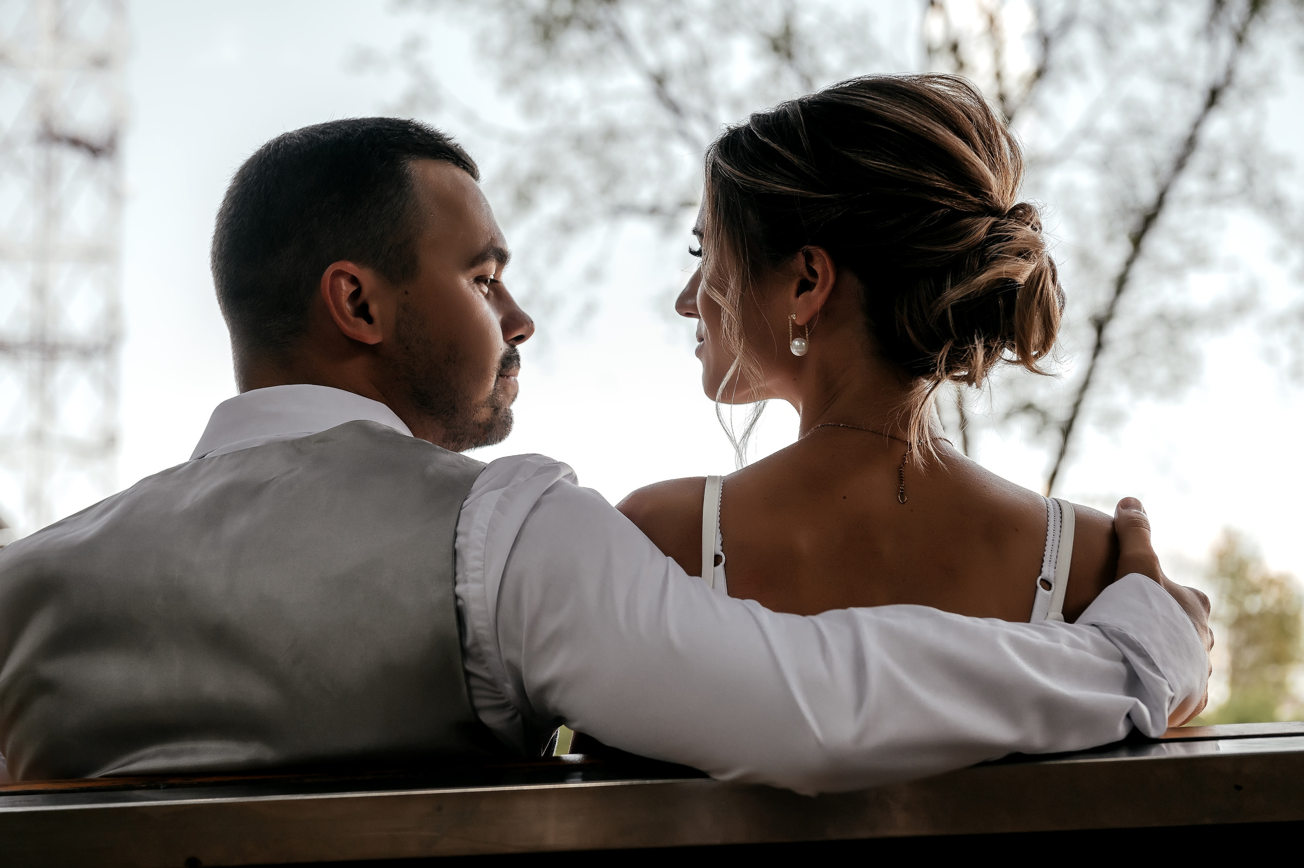 Свадебная прогулка по набережной в Щелково. Свадебный и семейный фотограф Виктория Носачёва. Щелково, Москва и МО