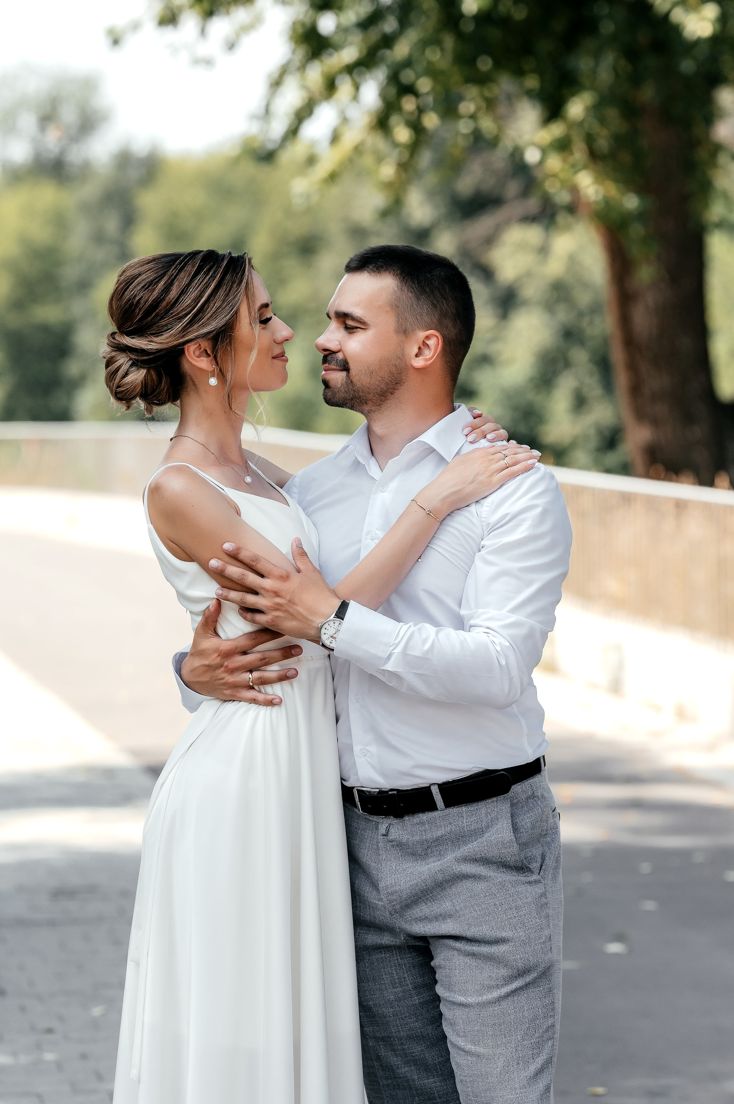 Свадебная прогулка по набережной в Щелково. Свадебный и семейный фотограф Виктория Носачёва. Щелково, Москва и МО