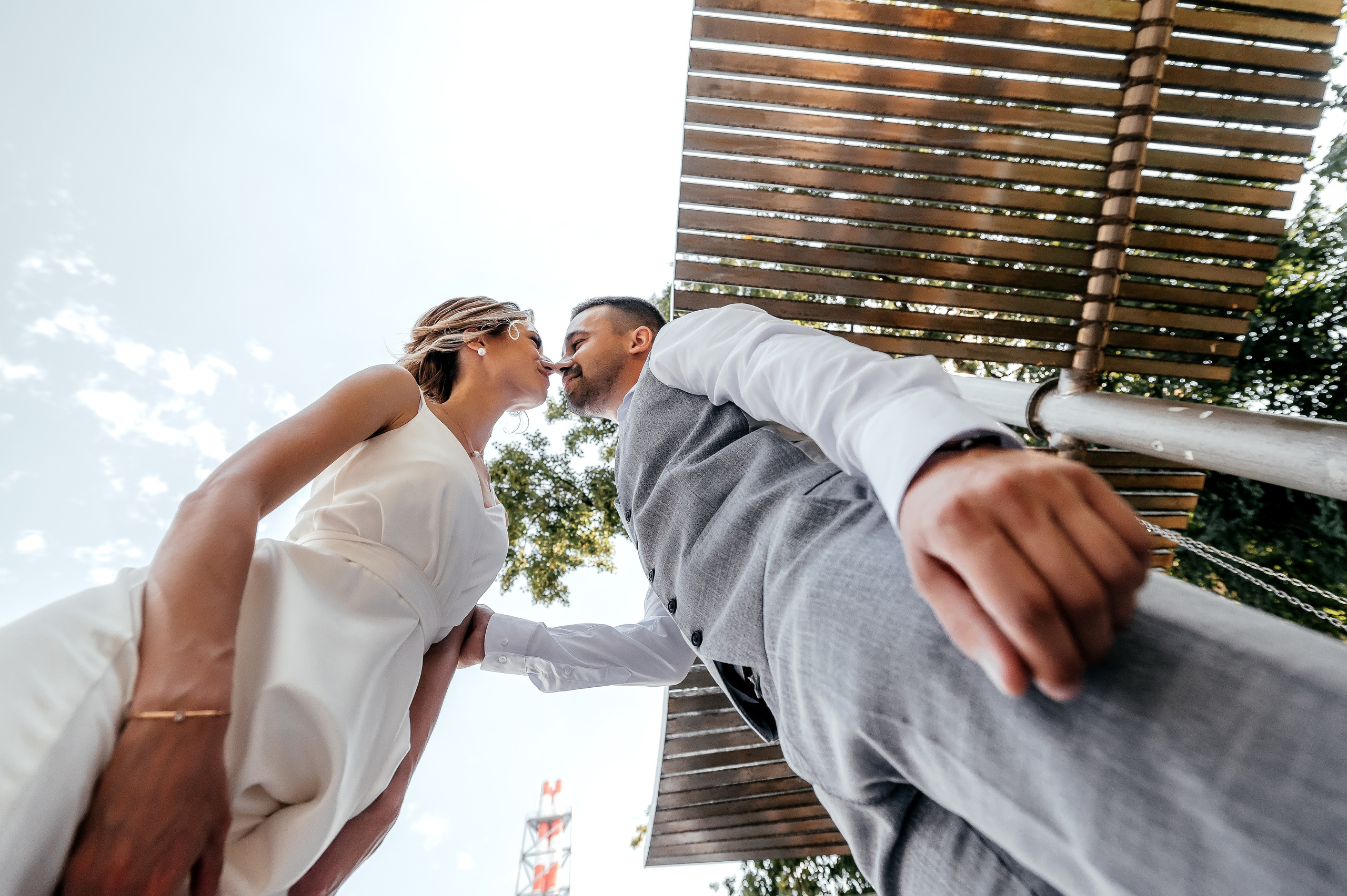 Свадебная прогулка по набережной в Щелково. Свадебный и семейный фотограф Виктория Носачёва. Щелково, Москва и МО