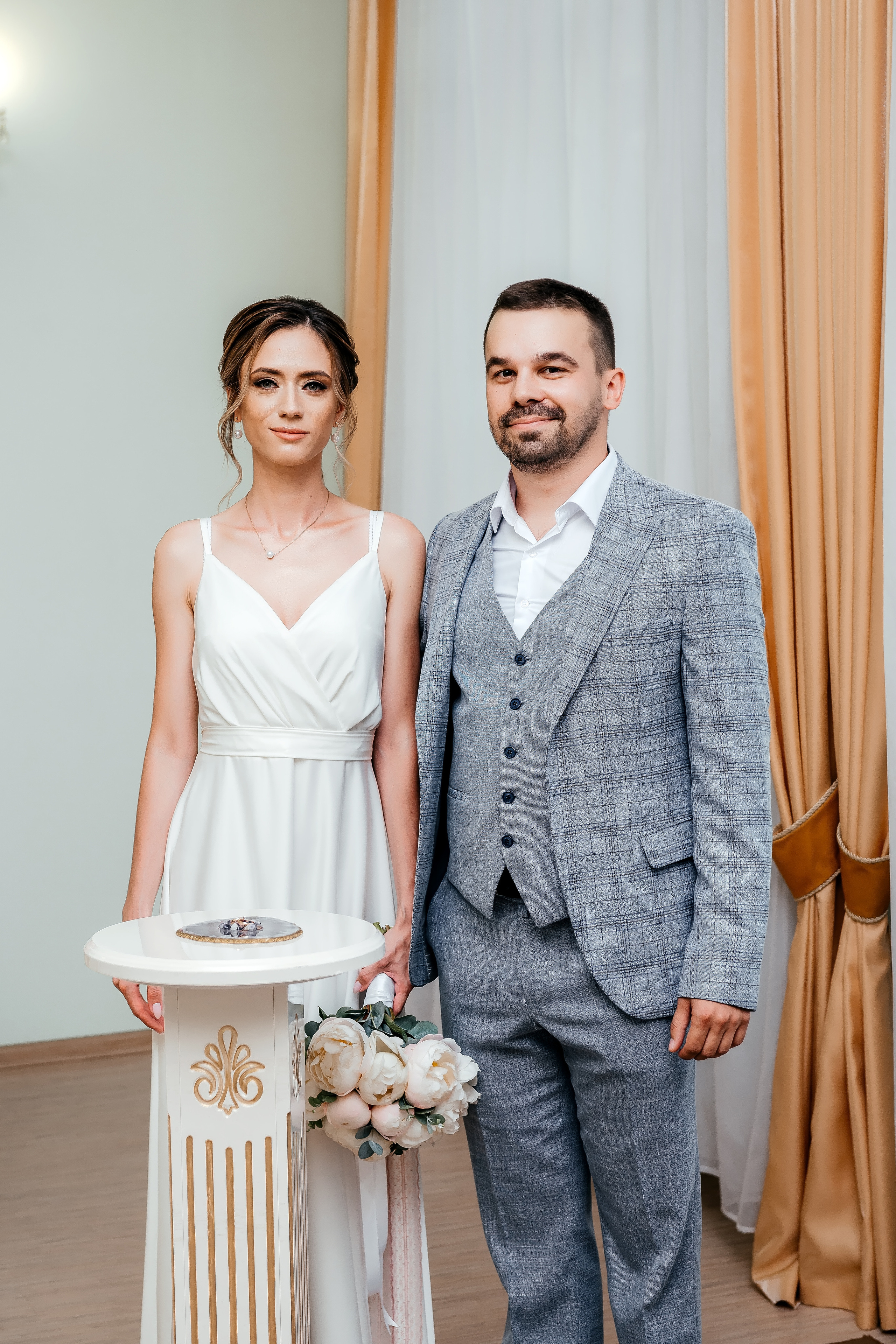 Свадебная прогулка по набережной в Щелково. Свадебный и семейный фотограф Виктория Носачёва. Щелково, Москва и МО