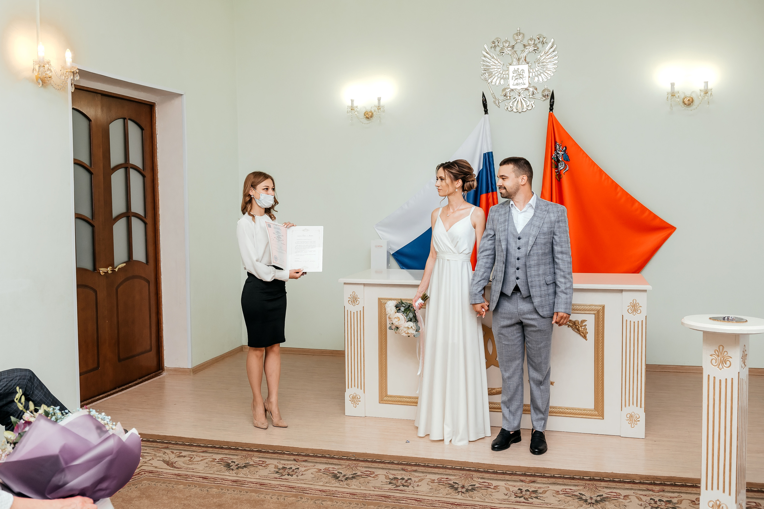 Свадебная прогулка по набережной в Щелково. Свадебный и семейный фотограф Виктория Носачёва. Щелково, Москва и МО