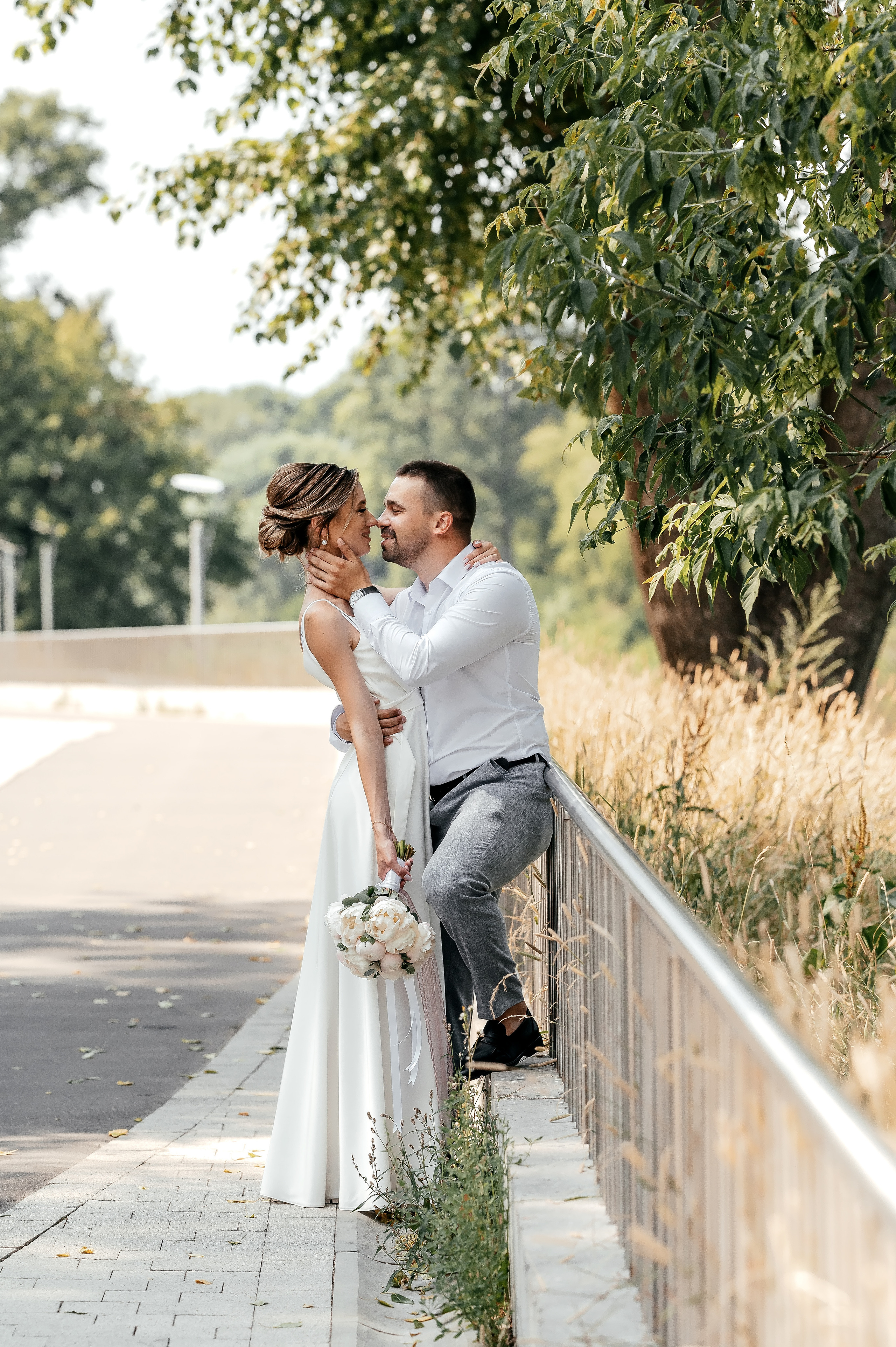 Свадебная прогулка по набережной в Щелково. Свадебный и семейный фотограф Виктория Носачёва. Щелково, Москва и МО
