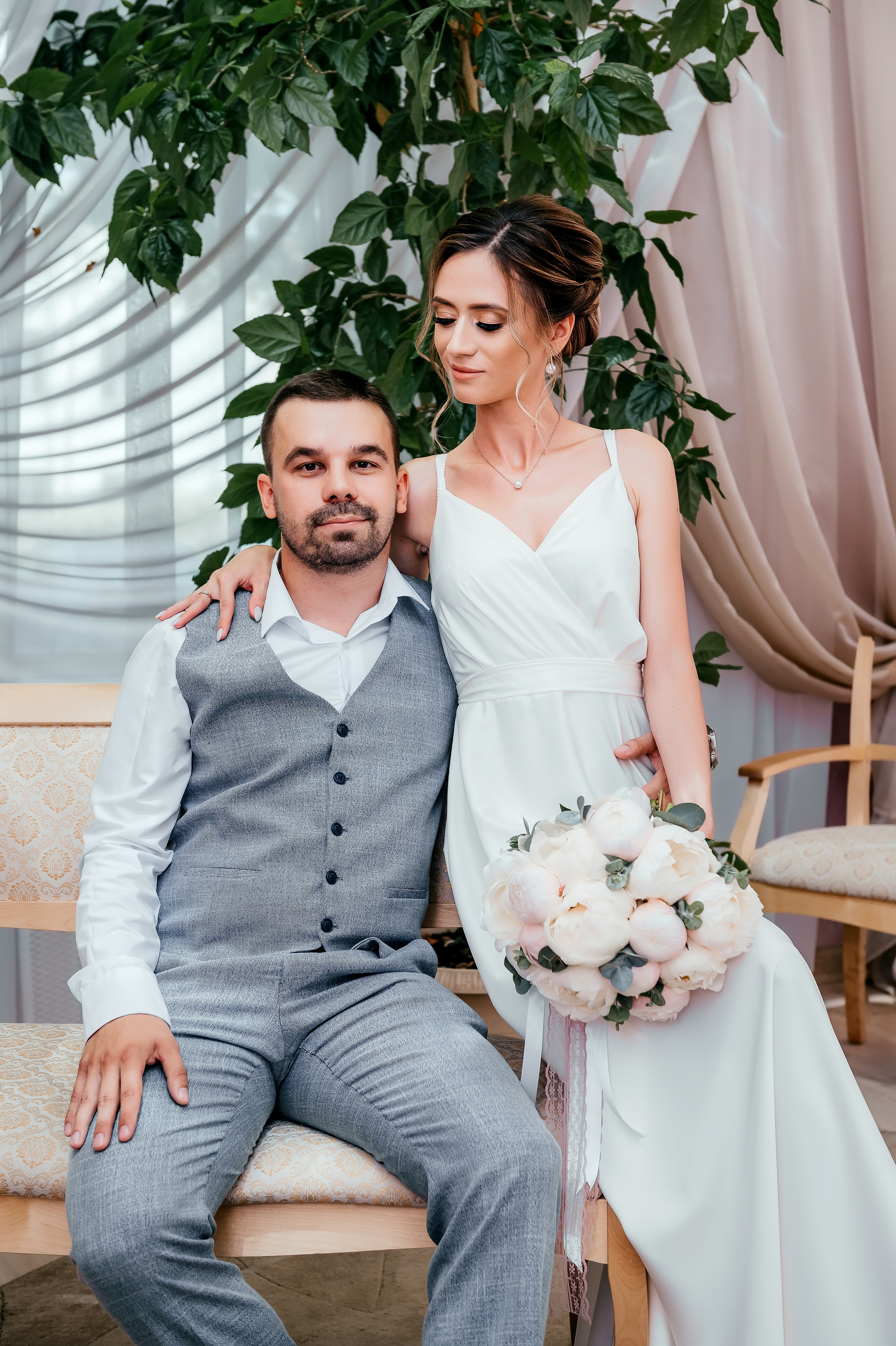 Свадебная прогулка по набережной в Щелково. Свадебный и семейный фотограф Виктория Носачёва. Щелково, Москва и МО