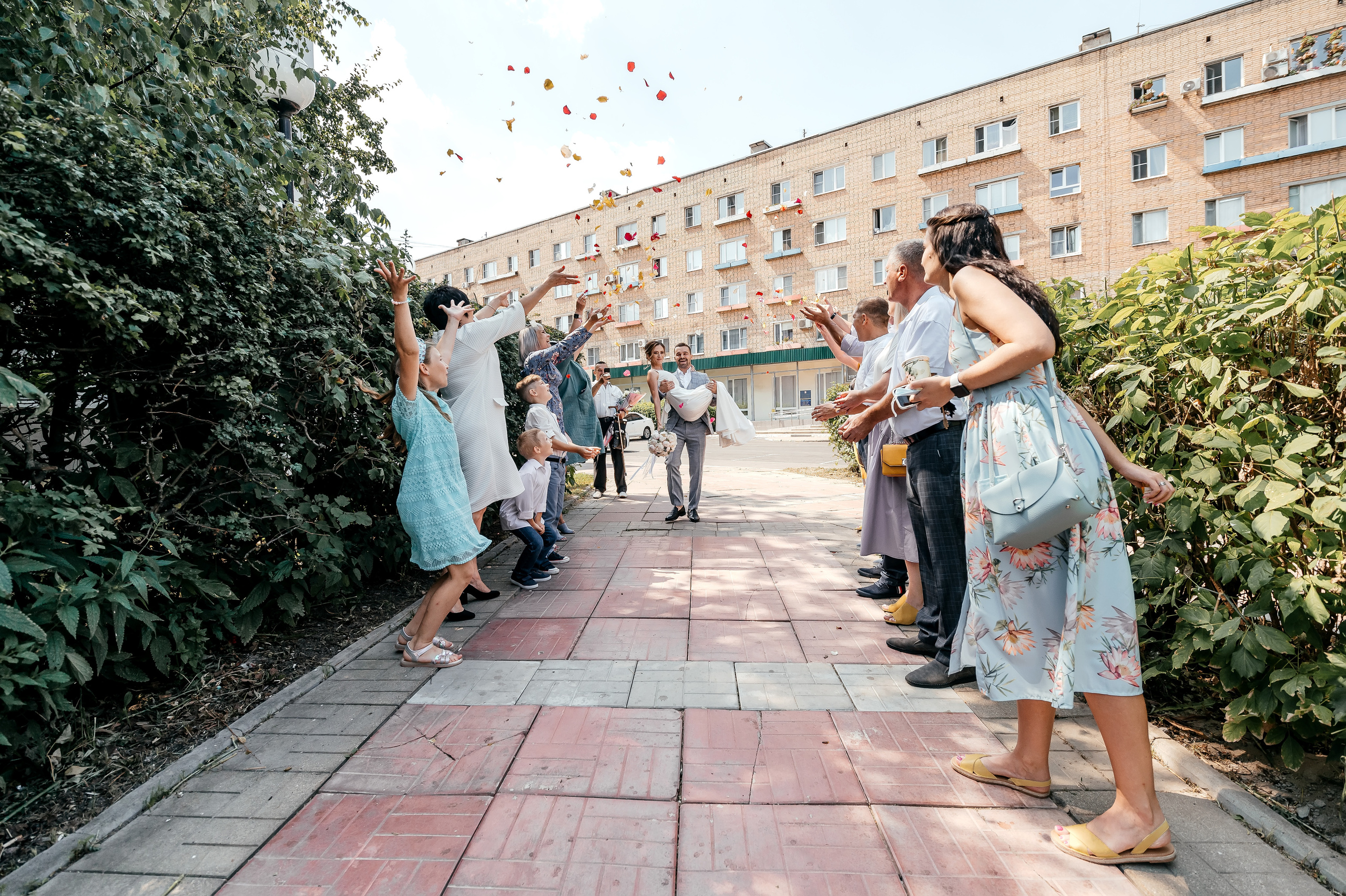 Свадебная прогулка по набережной в Щелково. Свадебный и семейный фотограф Виктория Носачёва. Щелково, Москва и МО