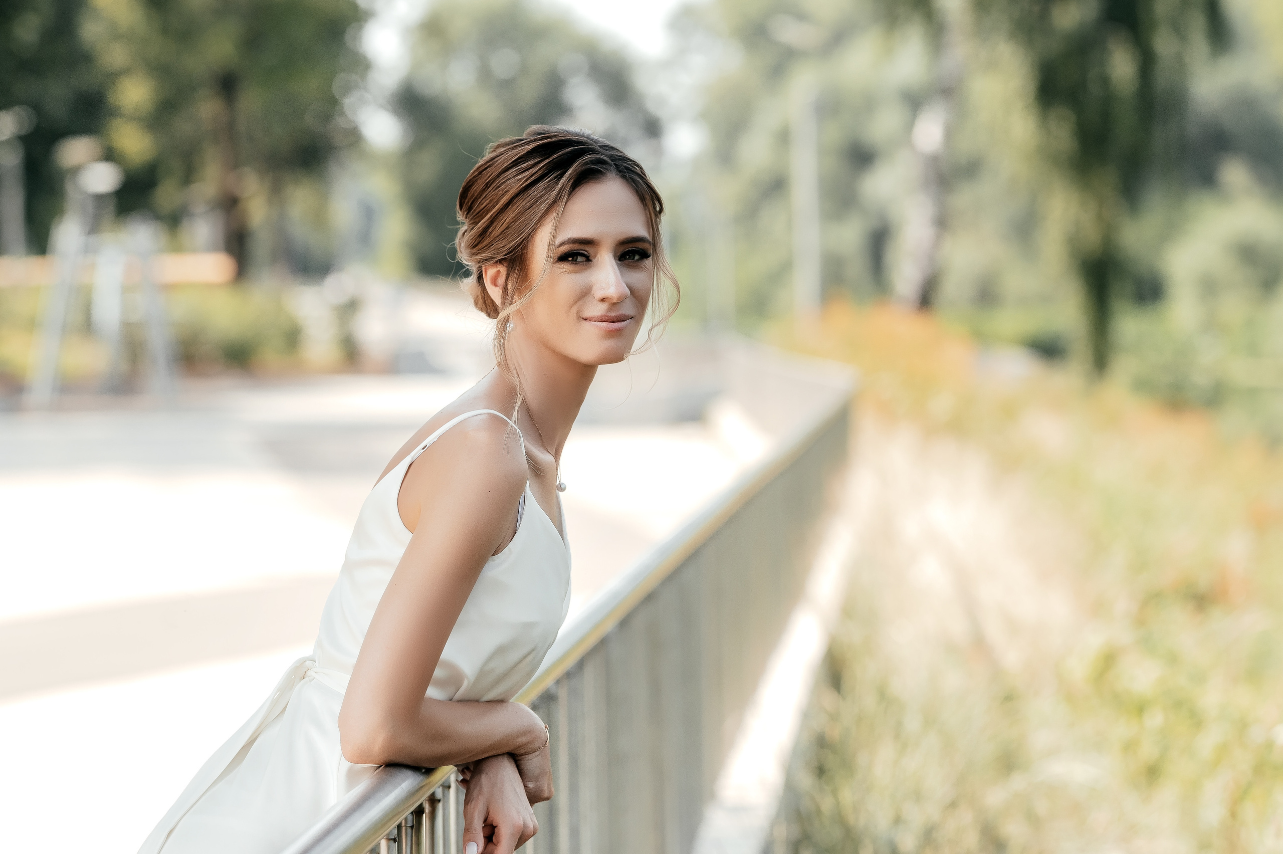 Свадебная прогулка по набережной в Щелково. Свадебный и семейный фотограф Виктория Носачёва. Щелково, Москва и МО