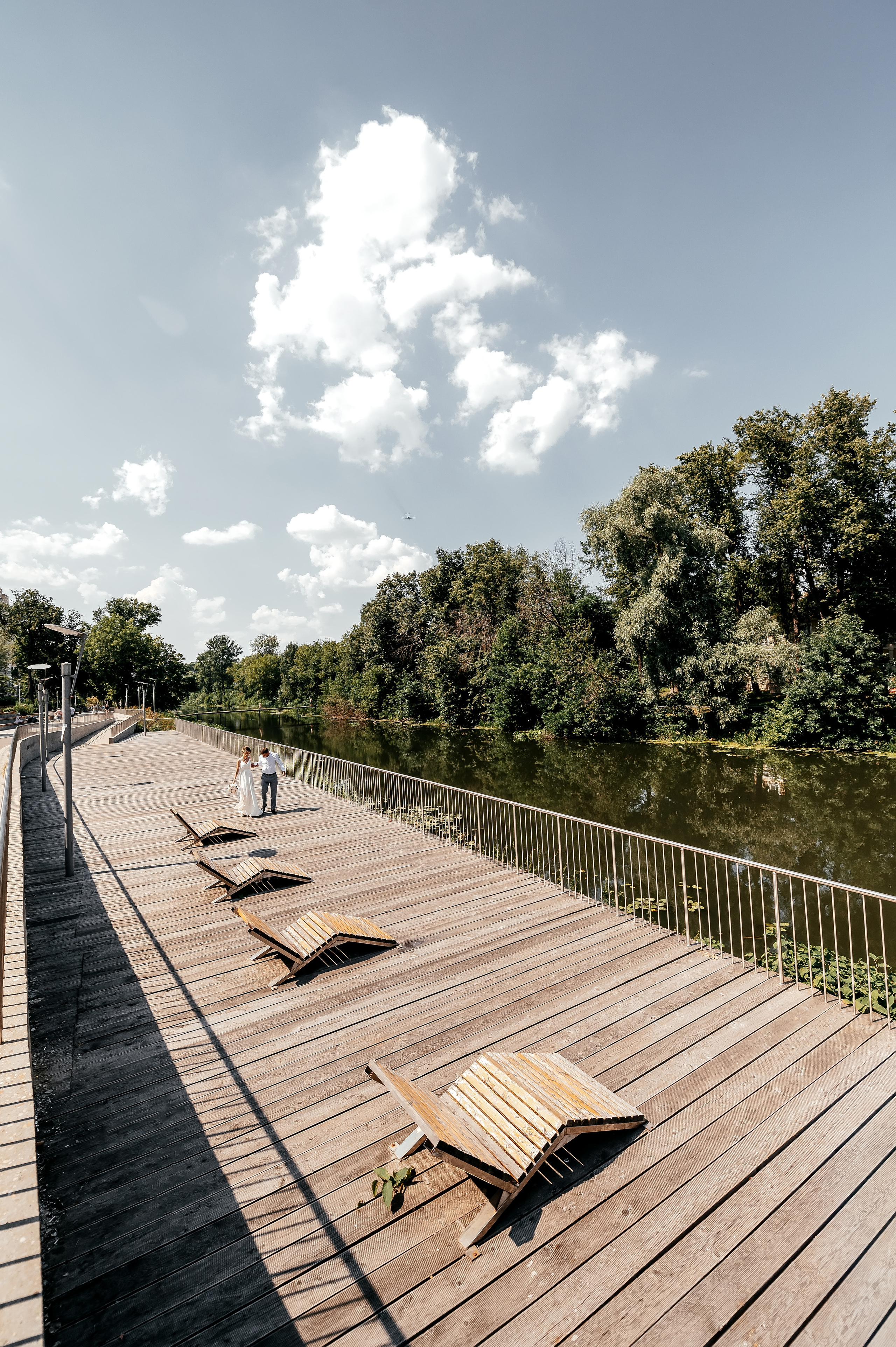 Свадебная прогулка по набережной в Щелково. Свадебный и семейный фотограф Виктория Носачёва. Щелково, Москва и МО