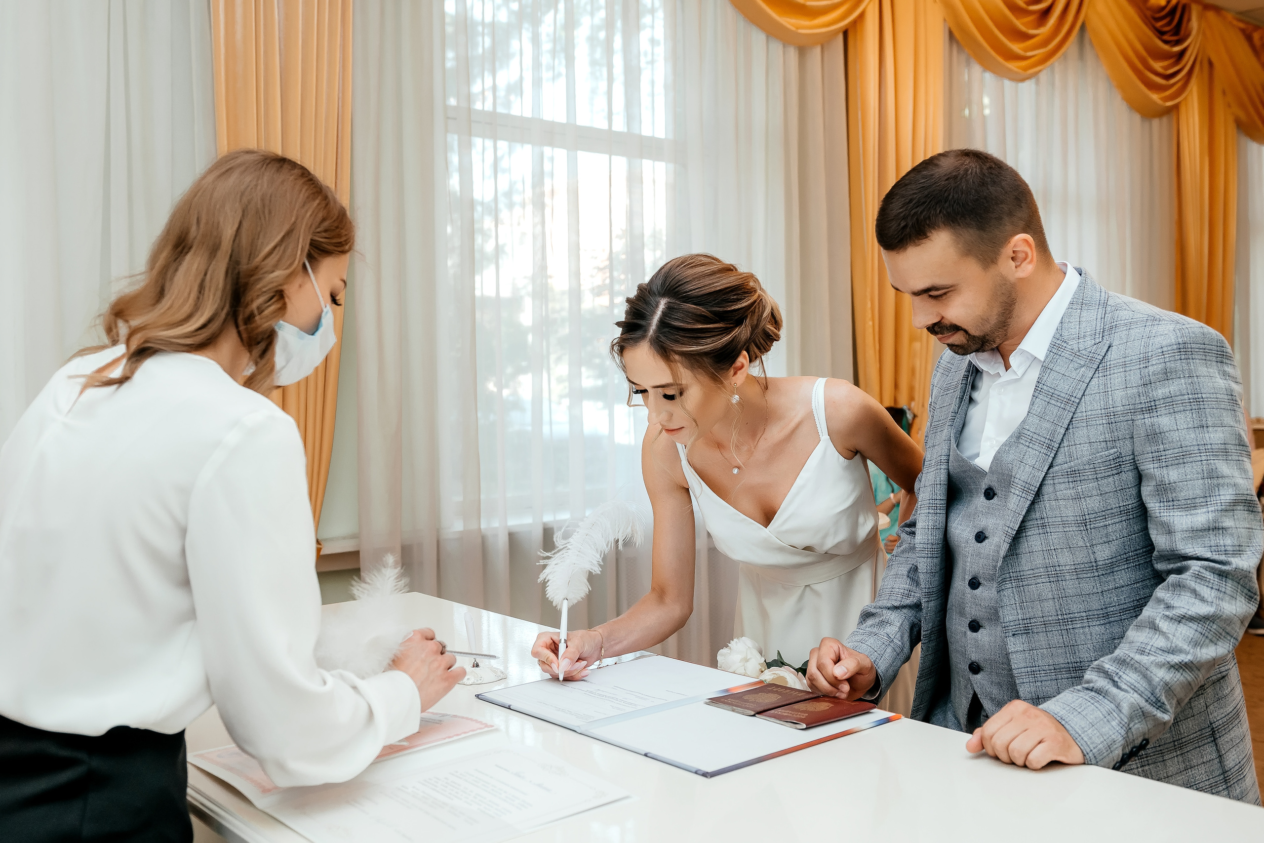 Свадебная прогулка по набережной в Щелково. Свадебный и семейный фотограф Виктория Носачёва. Щелково, Москва и МО