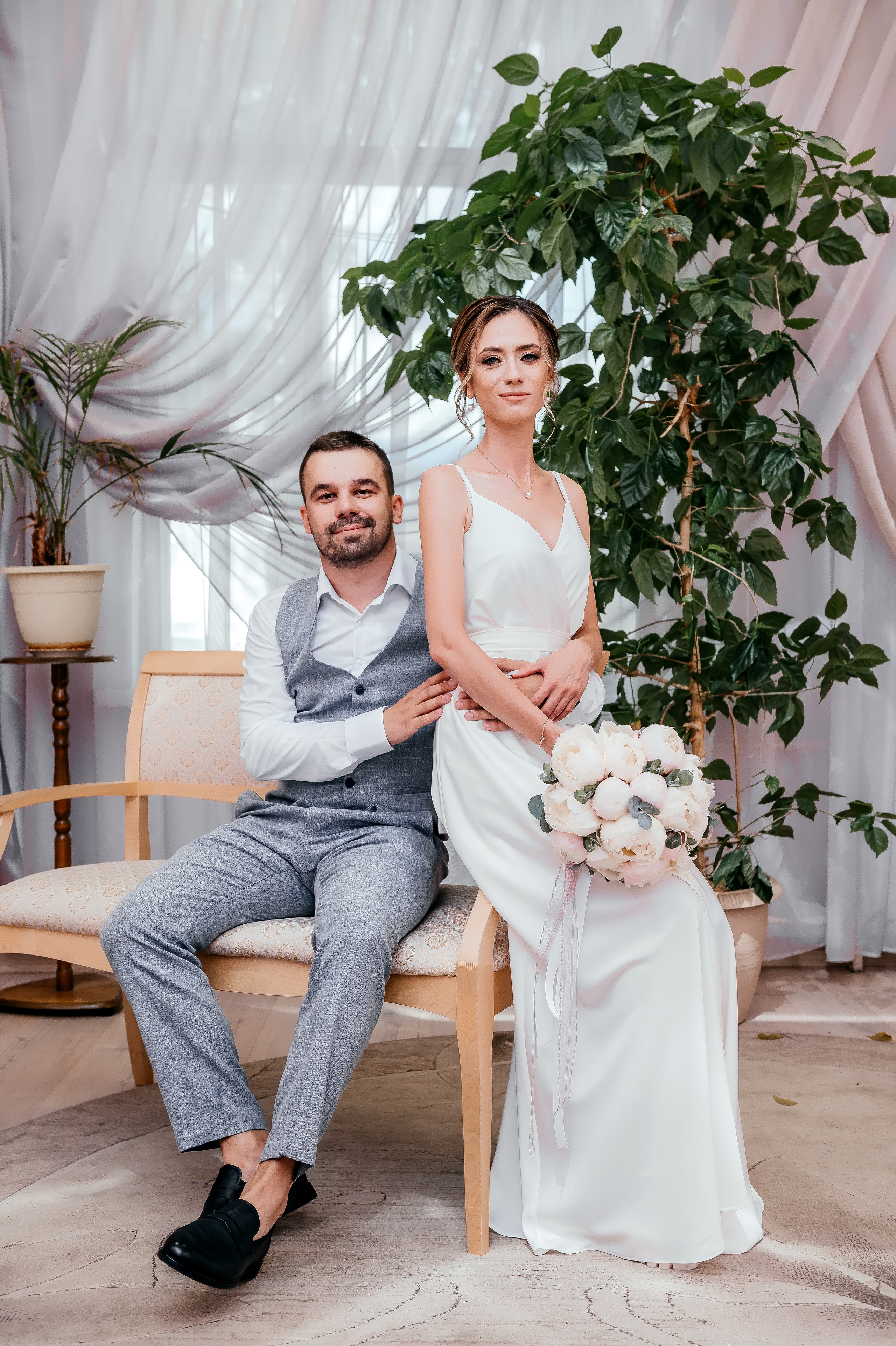 Свадебная прогулка по набережной в Щелково. Свадебный и семейный фотограф Виктория Носачёва. Щелково, Москва и МО