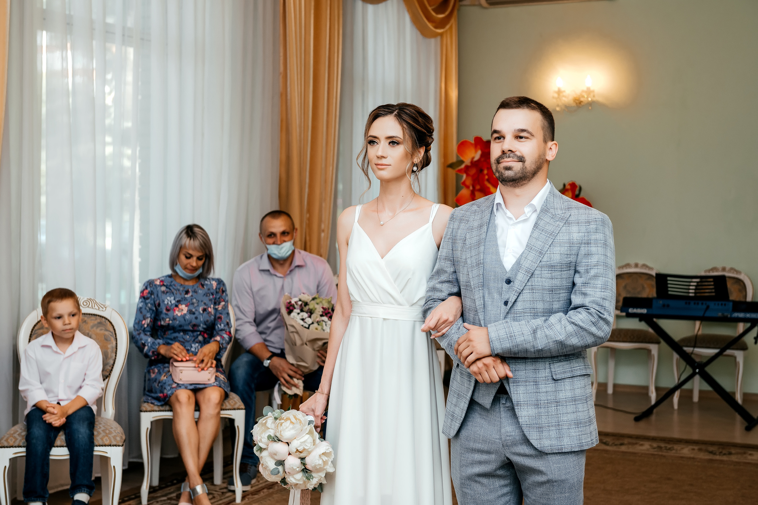 Свадебная прогулка по набережной в Щелково. Свадебный и семейный фотограф Виктория Носачёва. Щелково, Москва и МО