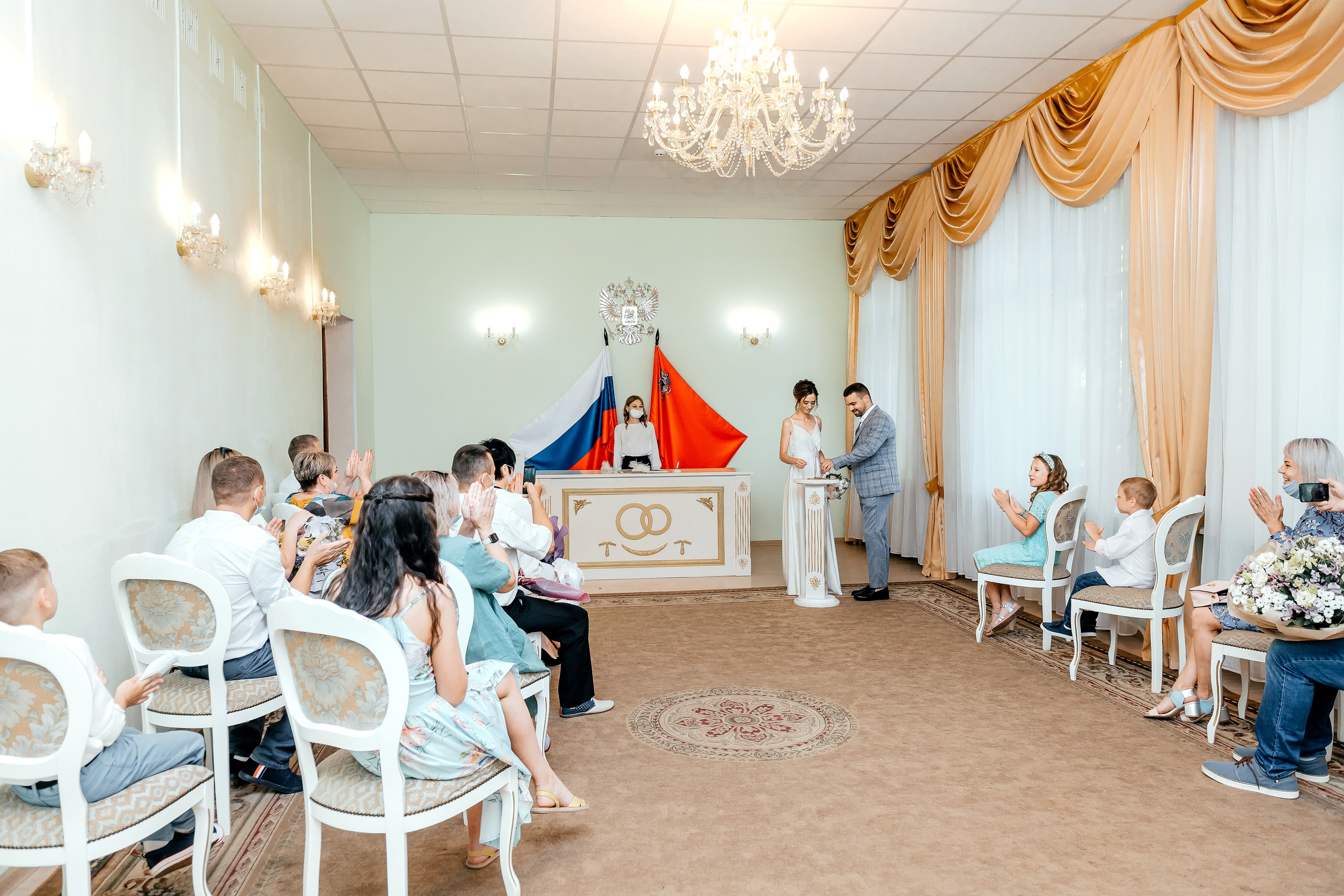 Свадебная прогулка по набережной в Щелково. Свадебный и семейный фотограф Виктория Носачёва. Щелково, Москва и МО