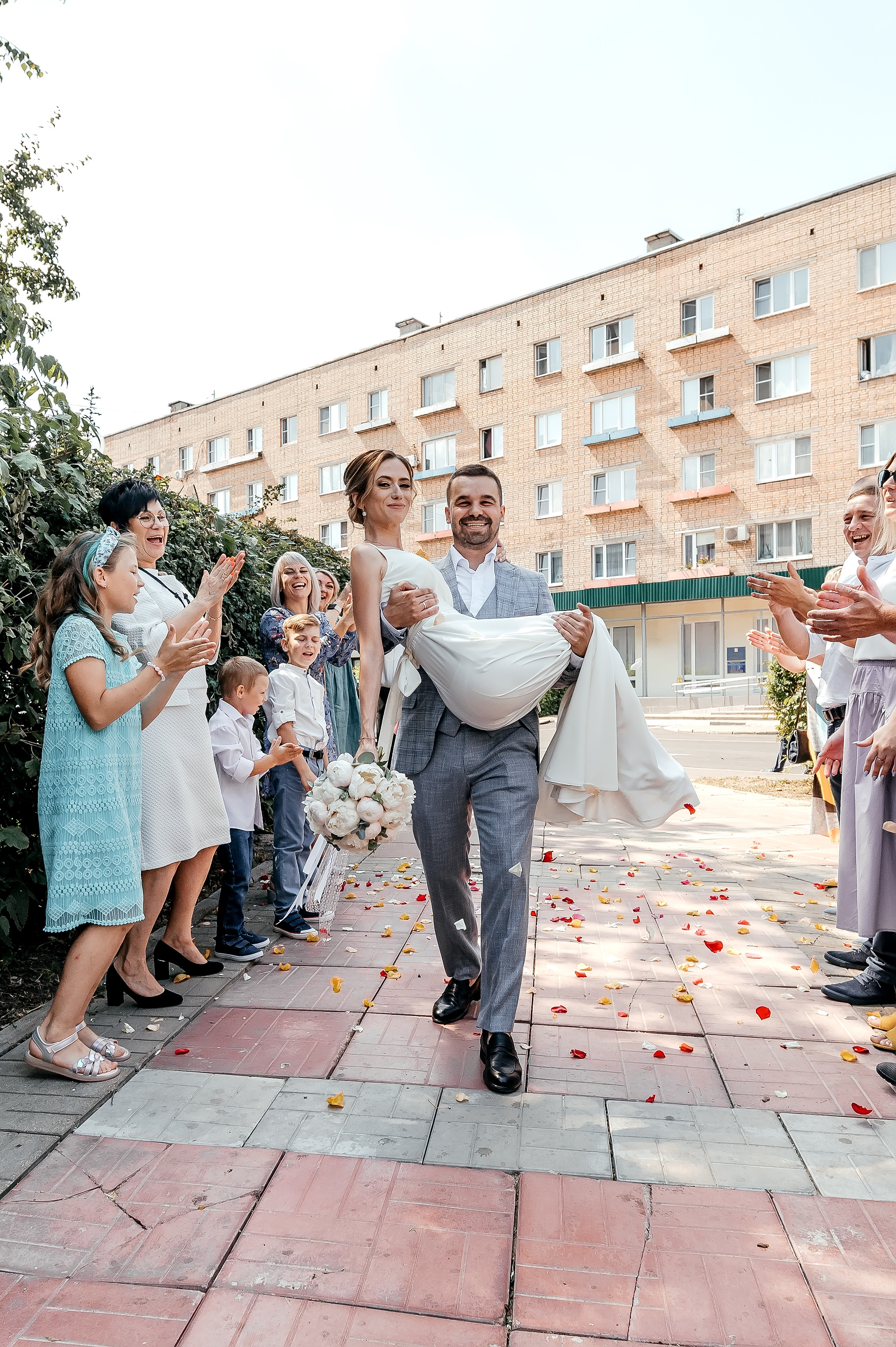 Свадебная прогулка по набережной в Щелково. Свадебный и семейный фотограф Виктория Носачёва. Щелково, Москва и МО