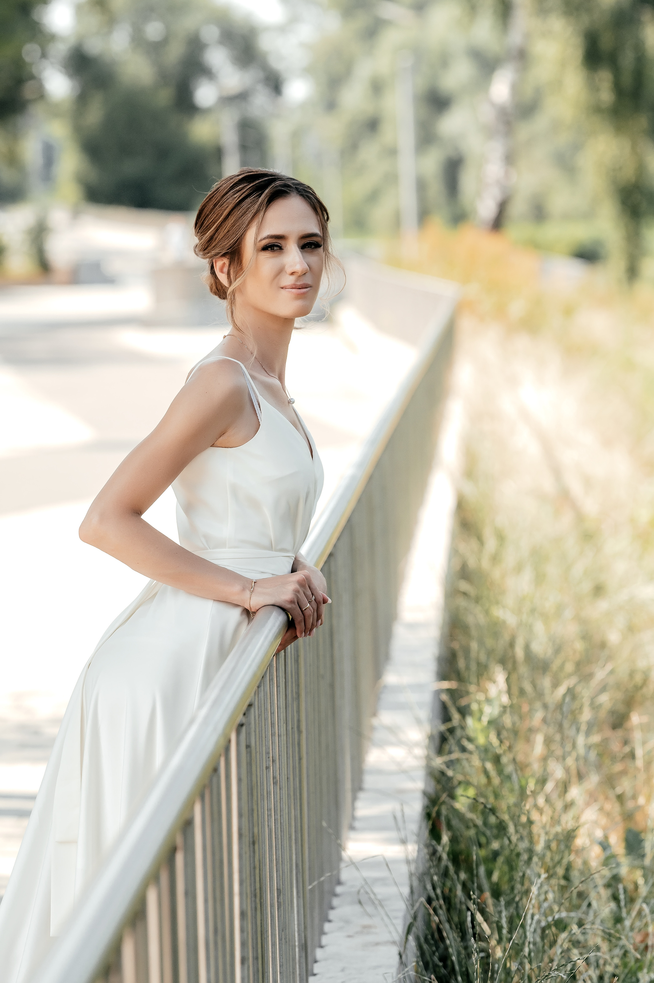 Свадебная прогулка по набережной в Щелково. Свадебный и семейный фотограф Виктория Носачёва. Щелково, Москва и МО