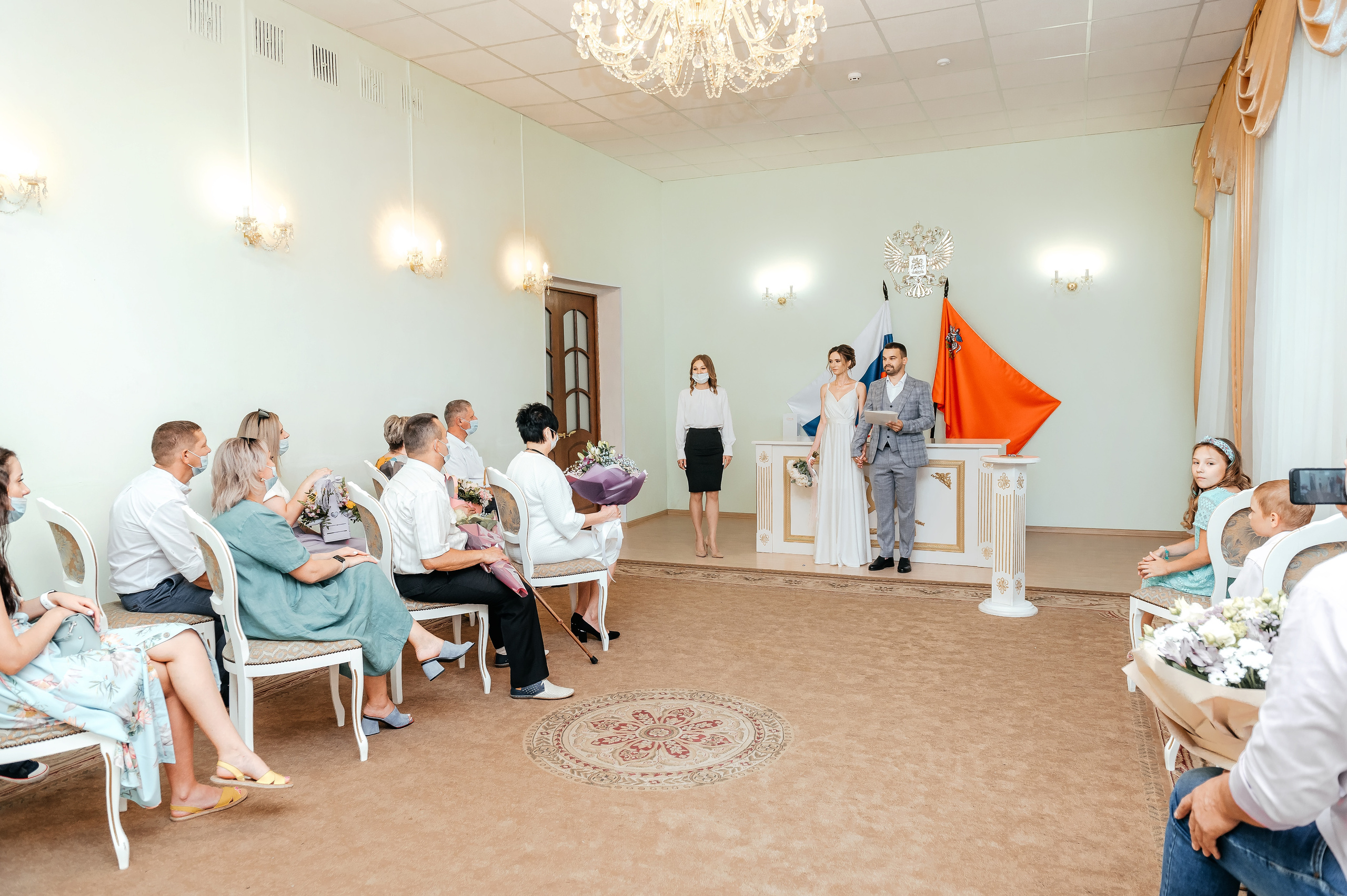 Свадебная прогулка по набережной в Щелково. Свадебный и семейный фотограф Виктория Носачёва. Щелково, Москва и МО