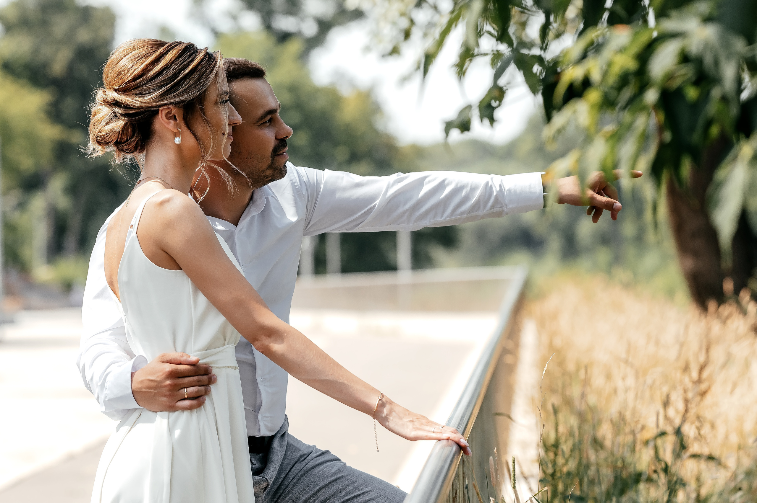 Свадебная прогулка по набережной в Щелково. Свадебный и семейный фотограф Виктория Носачёва. Щелково, Москва и МО