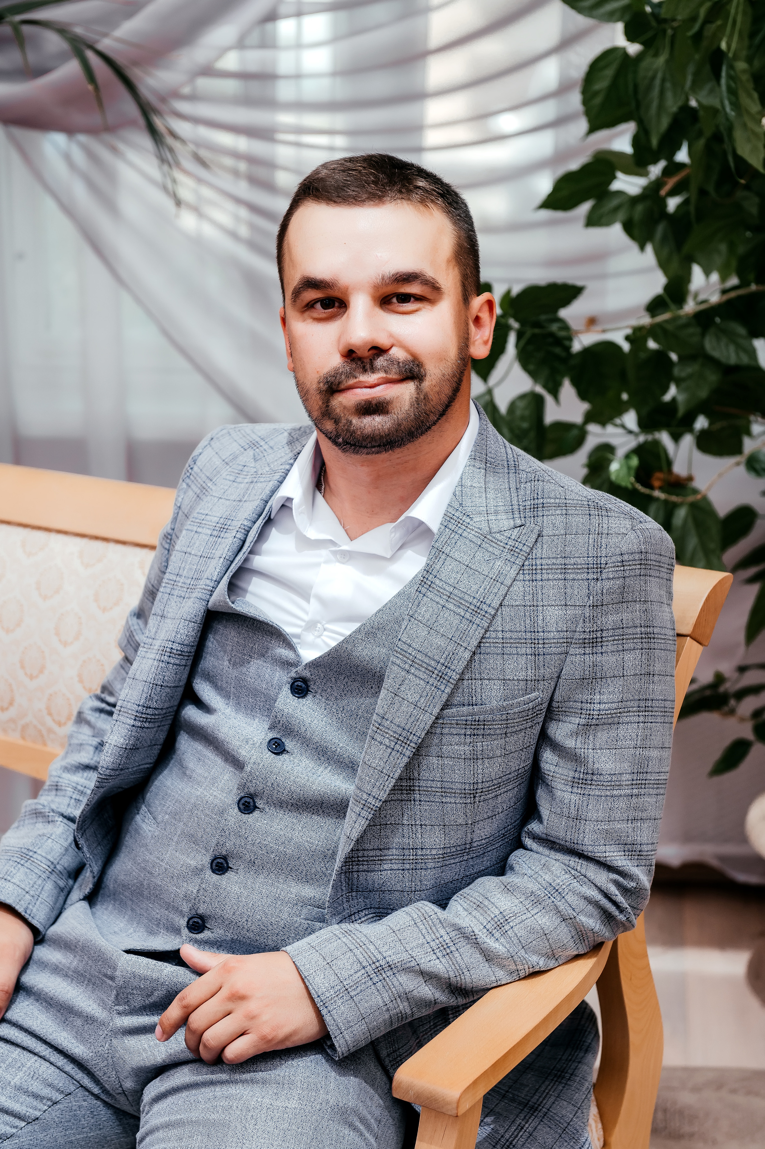 Свадебная прогулка по набережной в Щелково. Свадебный и семейный фотограф Виктория Носачёва. Щелково, Москва и МО