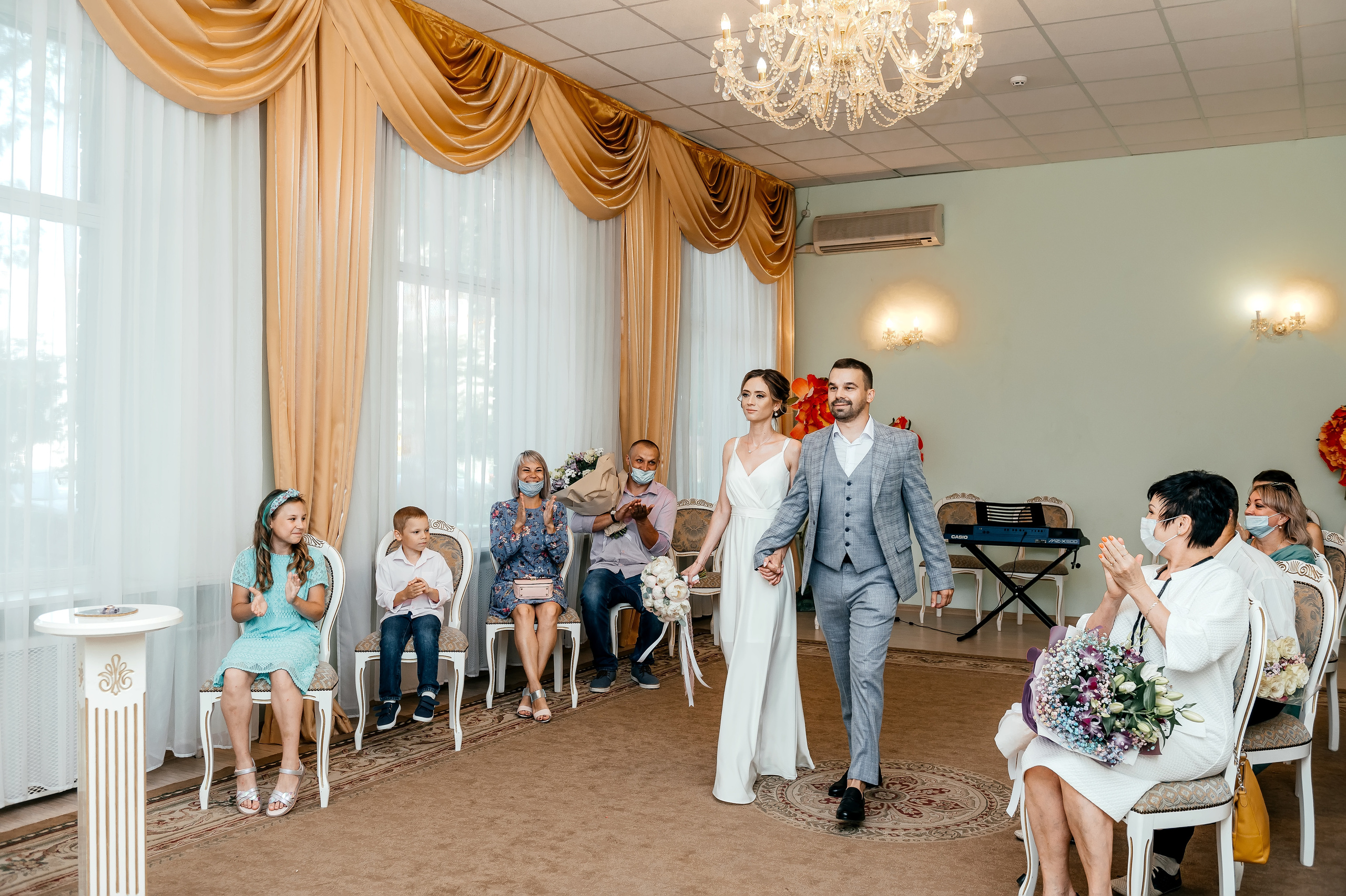 Свадебная прогулка по набережной в Щелково. Свадебный и семейный фотограф Виктория Носачёва. Щелково, Москва и МО