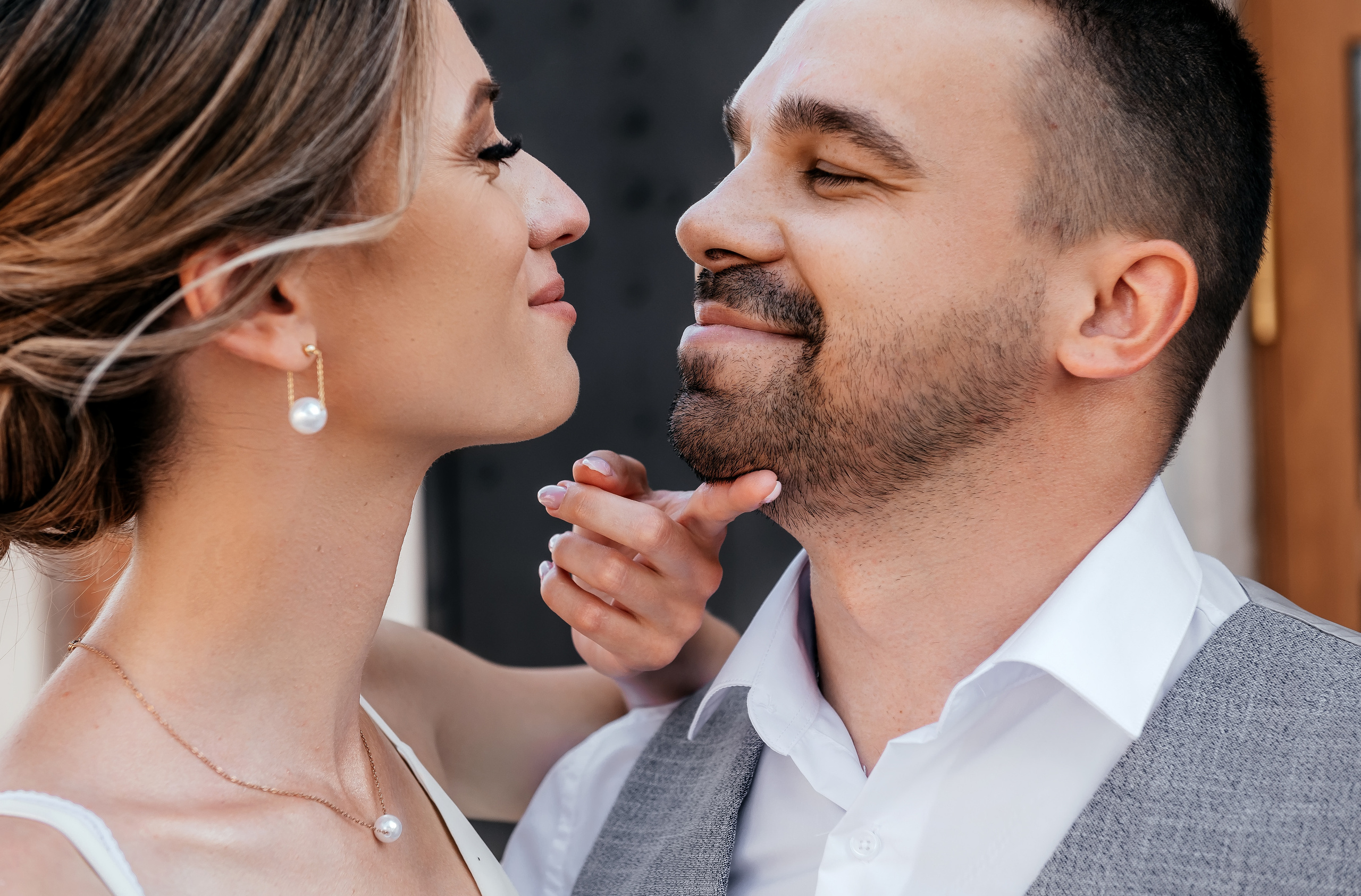 Свадебная прогулка по набережной в Щелково. Свадебный и семейный фотограф Виктория Носачёва. Щелково, Москва и МО