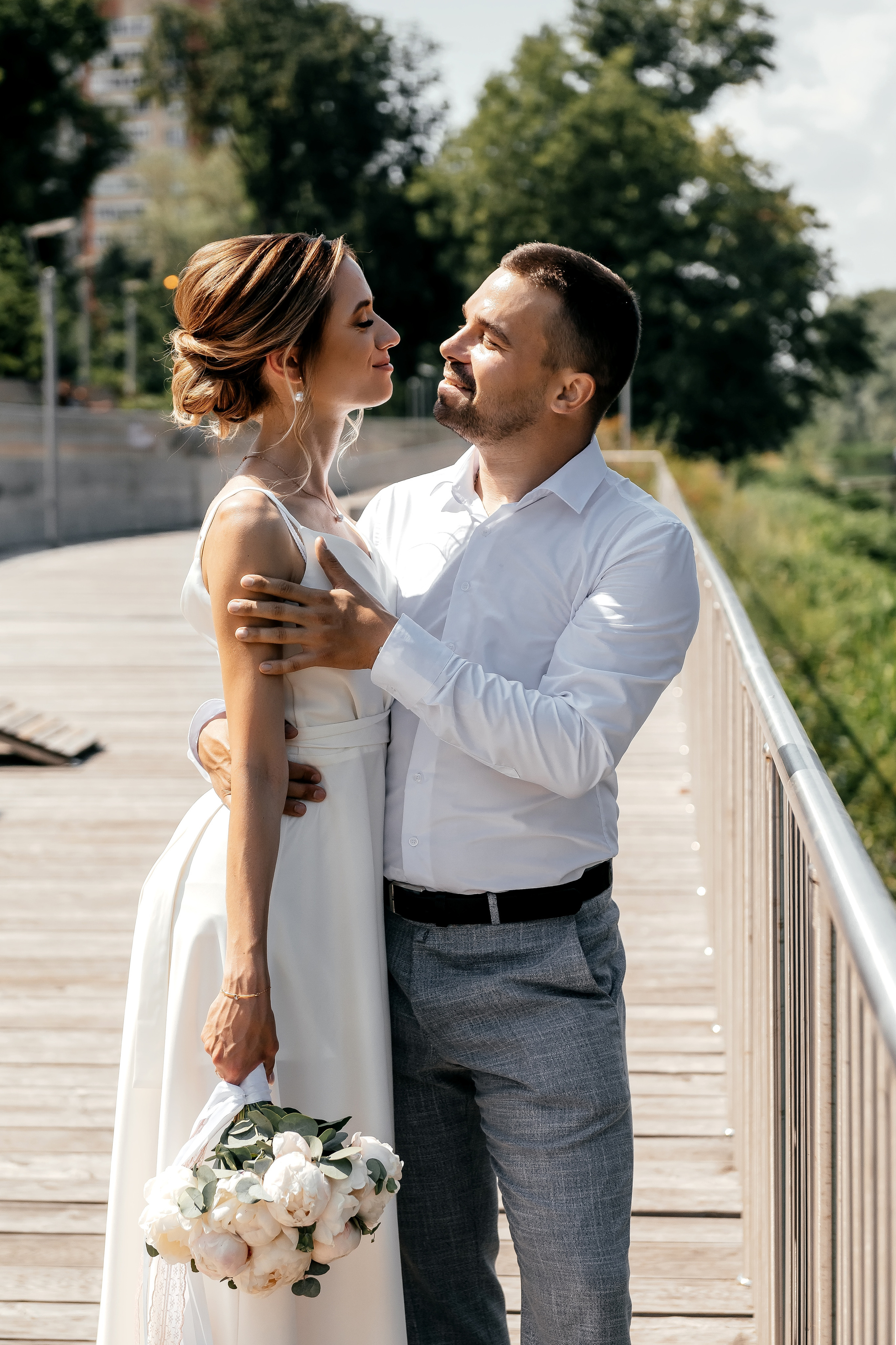 Свадебная прогулка по набережной в Щелково. Свадебный и семейный фотограф Виктория Носачёва. Щелково, Москва и МО