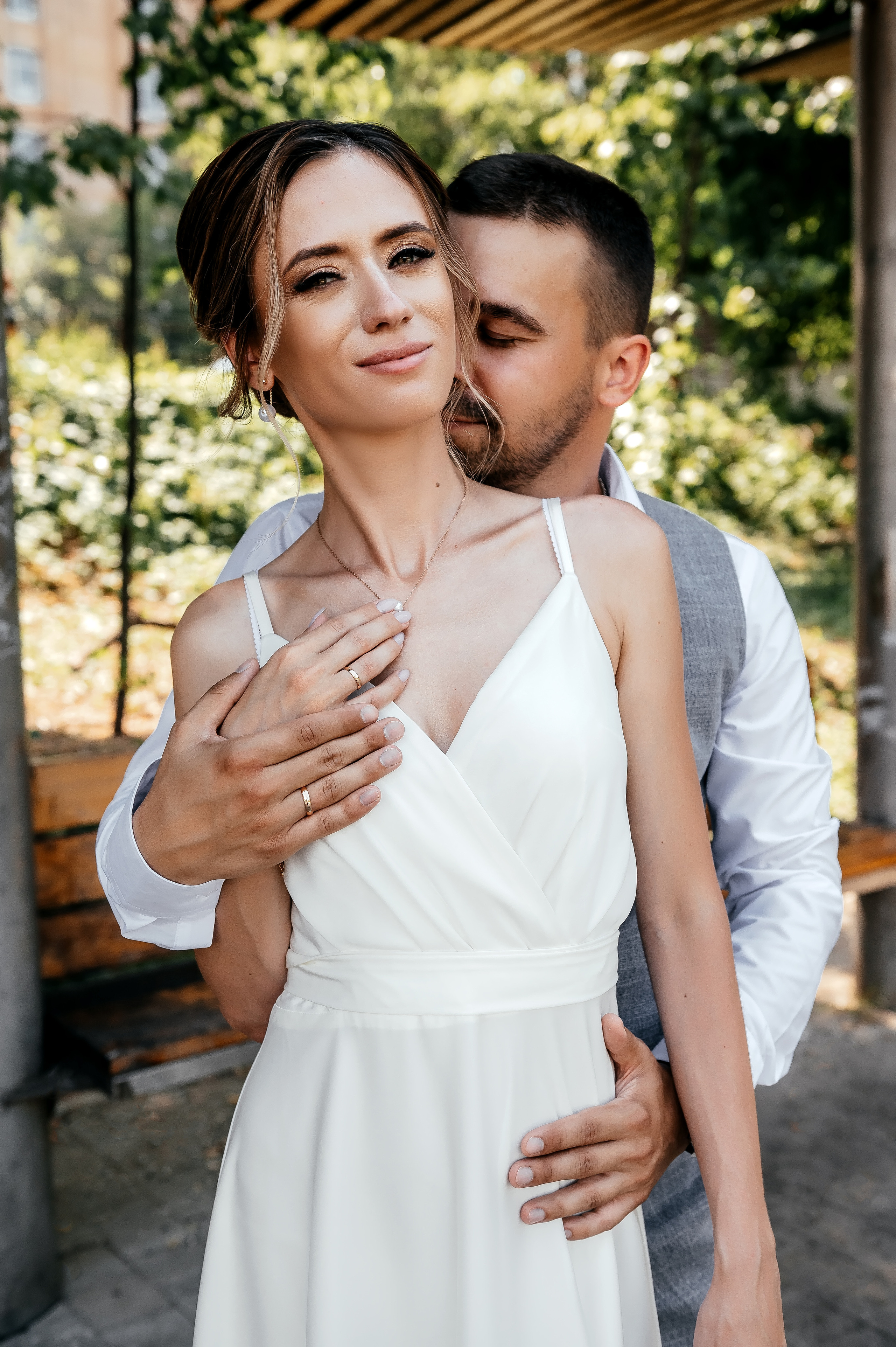 Свадебная прогулка по набережной в Щелково. Свадебный и семейный фотограф Виктория Носачёва. Щелково, Москва и МО