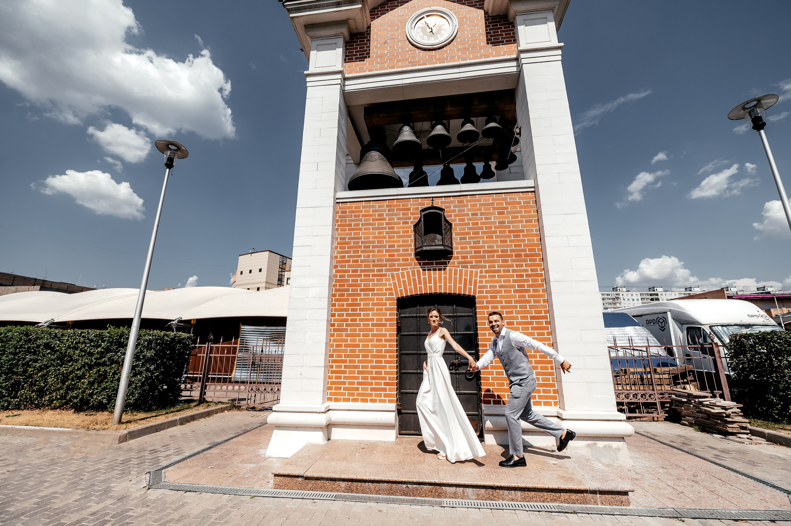 Свадебная прогулка по набережной в Щелково. Свадебный и семейный фотограф Виктория Носачёва. Щелково, Москва и МО
